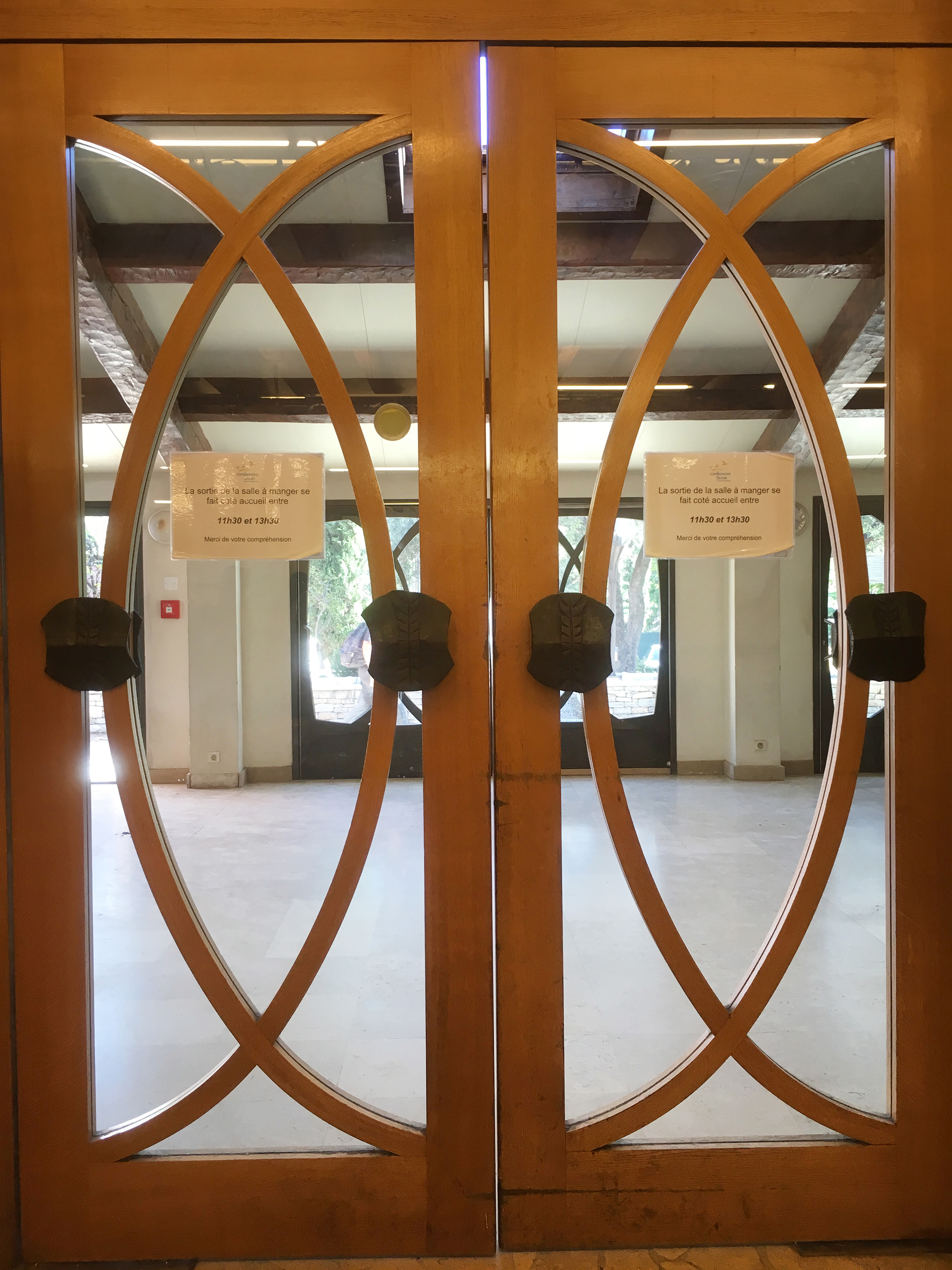 Kunstvolle Türen mit ovalen Schreinerarbeiten schliessen die Räume voneinander ab.