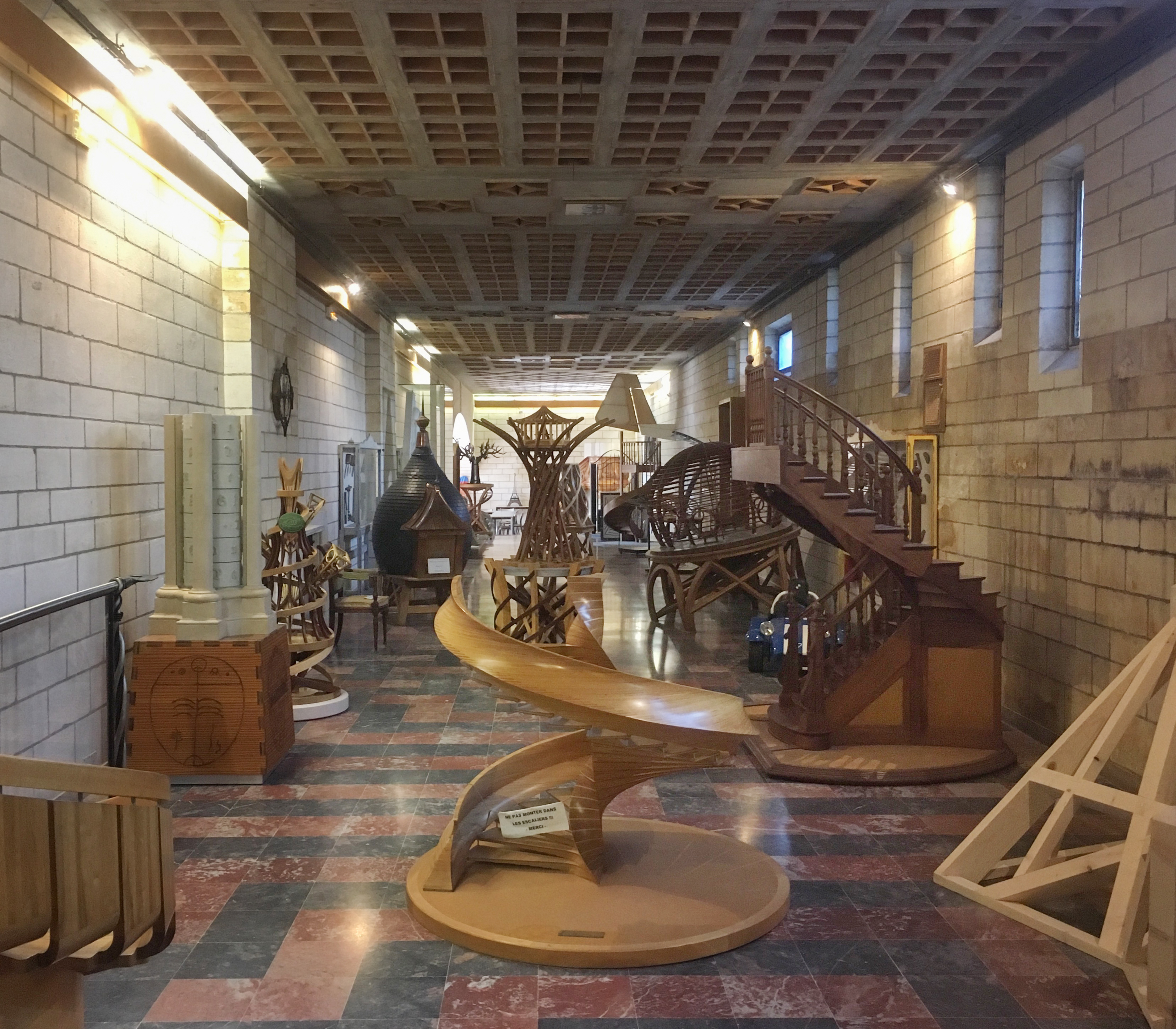 In einem Korridor befindet sich ein Sammelsurium aus Baumodellen.