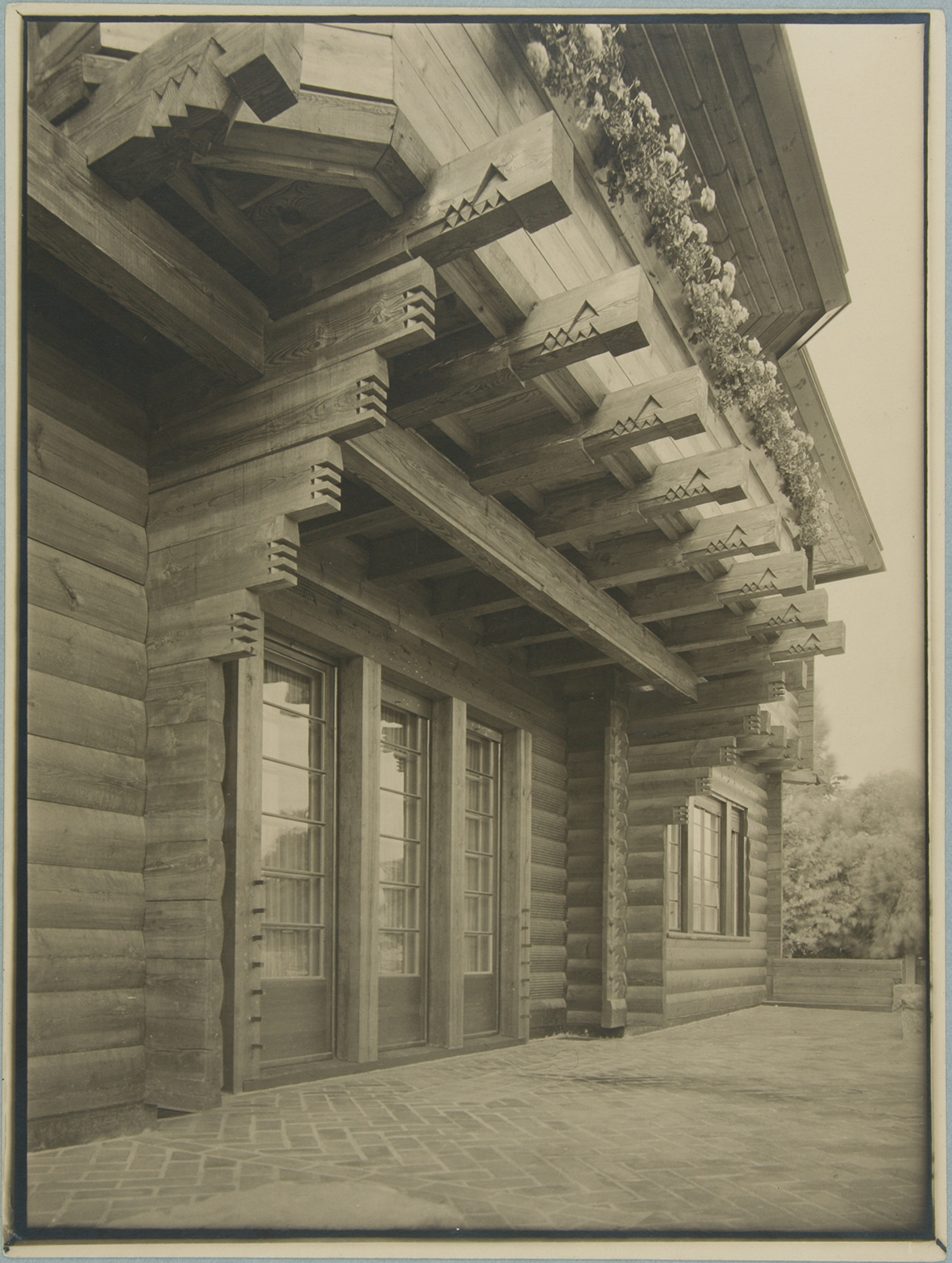 Premier projet collectif du Bauhaus, la résidence Sommerfeld est réalisée dans la banlieue de Berlin entre 1920 et 1921. Elle est dessinée par Walter Gropius et Adolf Meyer avec l’aide de quelques étudiants de l’école, dans un style expressionniste et influencé par l’architecture de Frank Lloyd Wright, récemment découverte en Allemagne. L’intérieur, des tapisseries au mobilier, est entièrement fabriqué dans les ateliers du Bauhaus.  Les gravures dans le bois sont exécutées par Joost Schmidt.