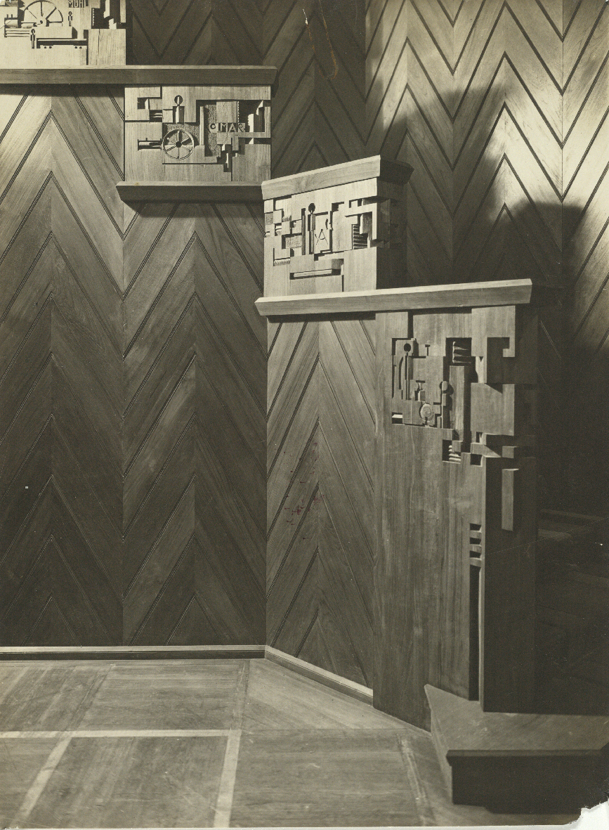 Premier projet collectif du Bauhaus, la résidence Sommerfeld est réalisée dans la banlieue de Berlin entre 1920 et 1921. Elle est dessinée par Walter Gropius et Adolf Meyer avec l’aide de quelques étudiants de l’école, dans un style expressionniste et influencé par l’architecture de Frank Lloyd Wright, récemment découverte en Allemagne. L’intérieur, des tapisseries au mobilier, est entièrement fabriqué dans les ateliers du Bauhaus.  Les gravures dans le bois sont exécutées par Joost Schmidt.