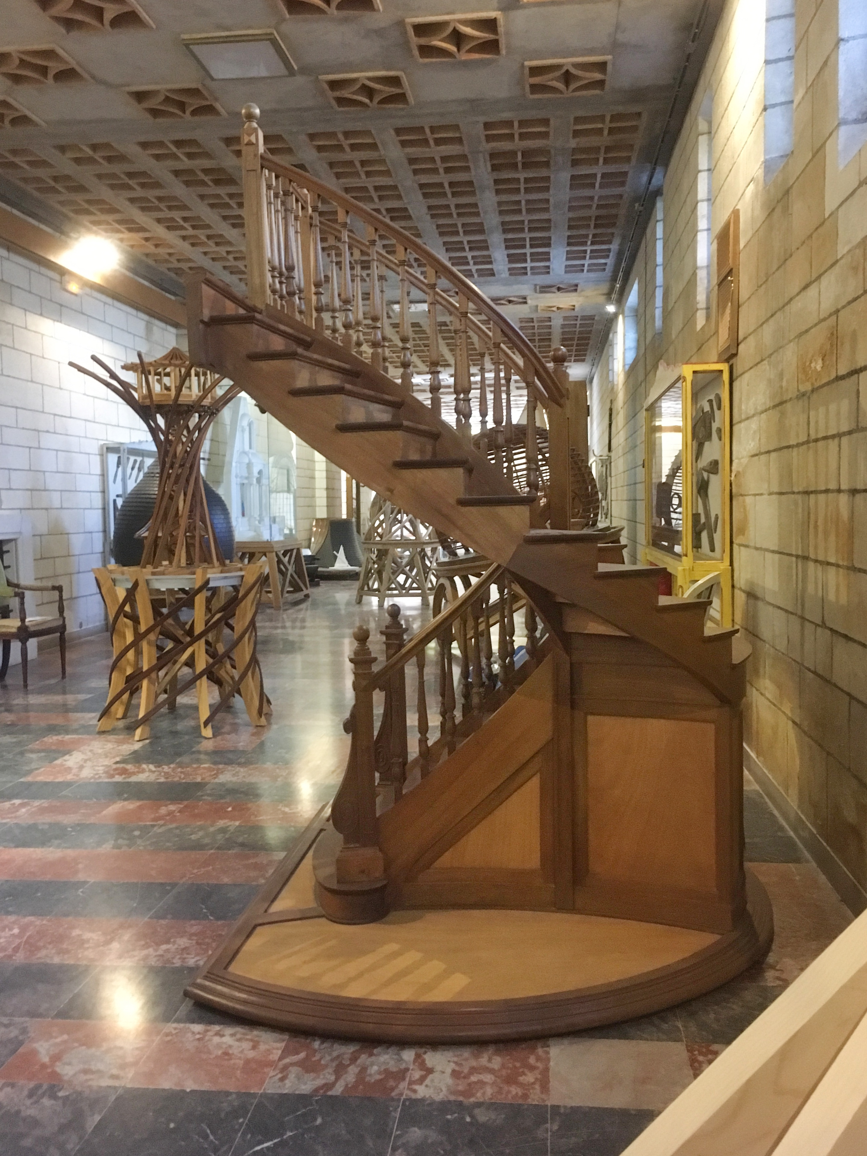 Das Modell einer Wendeltreppe, die in einem historischen Denkmal renoviert wurde.