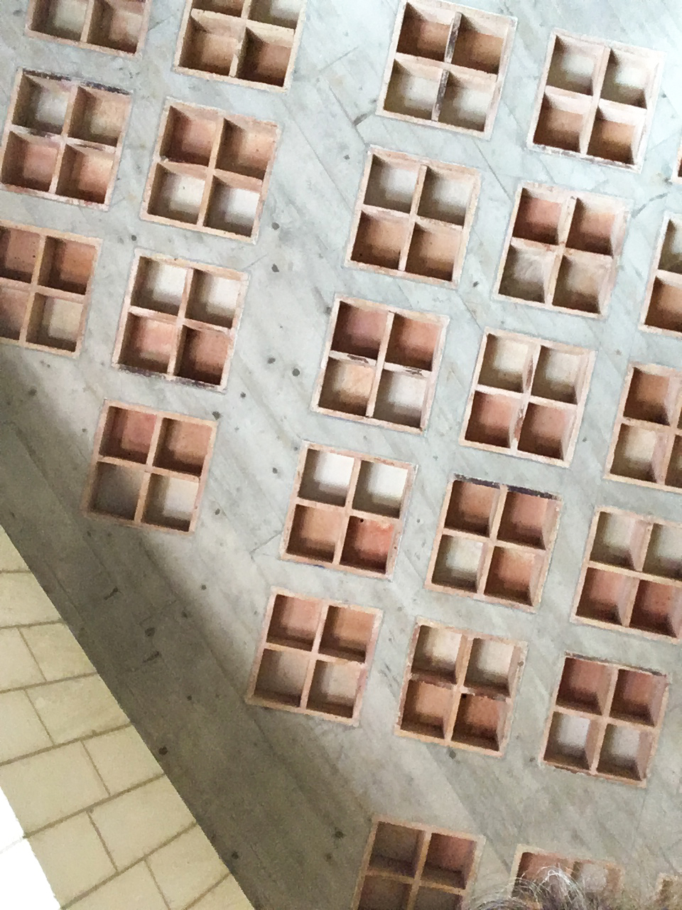 In den Sichtbeton der Decke sind Tonkassetten eingelassen.