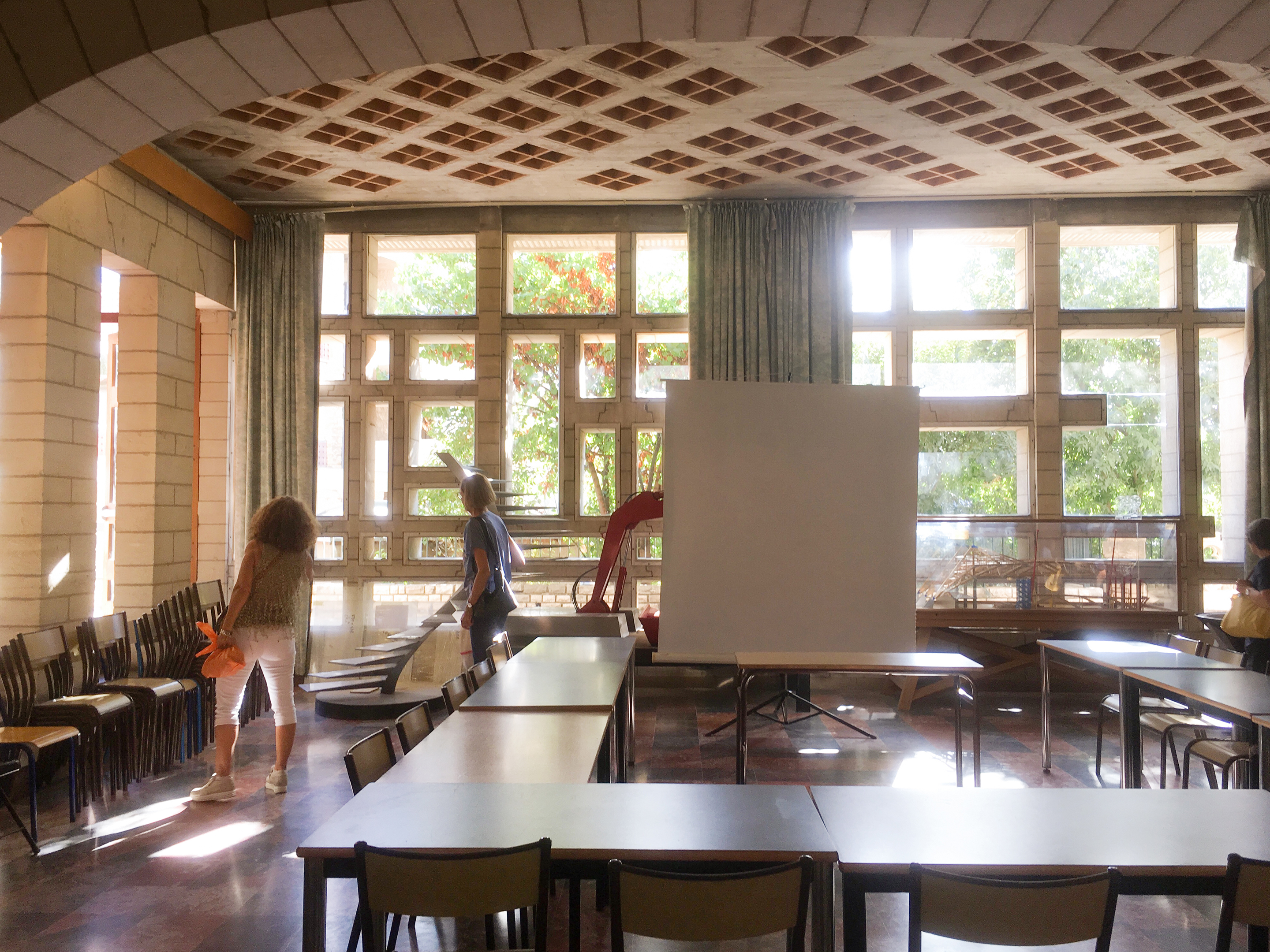 Der Schulungsraum mit Blick auf den Garten.