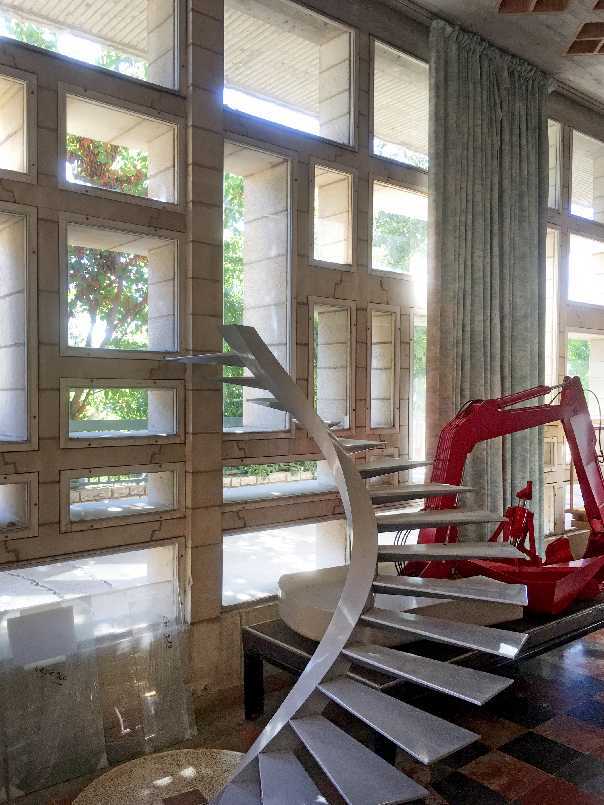 Die Fenstersprossen aus Zementsteinen bilden ein bemerkenswertes Muster.