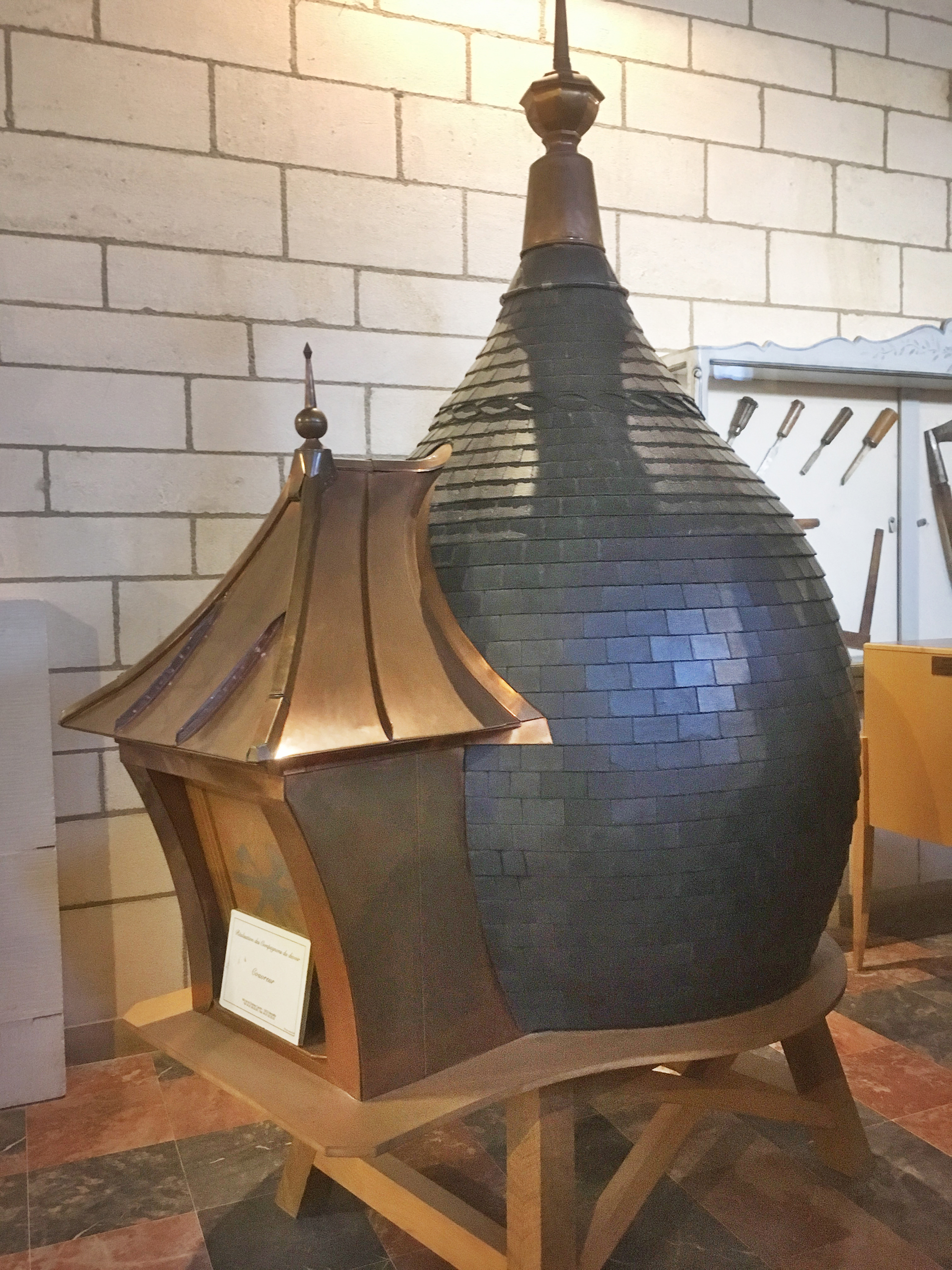 Ein Modell eines Zwiebelturms mit Schieferplatten und Kupferlukarne.