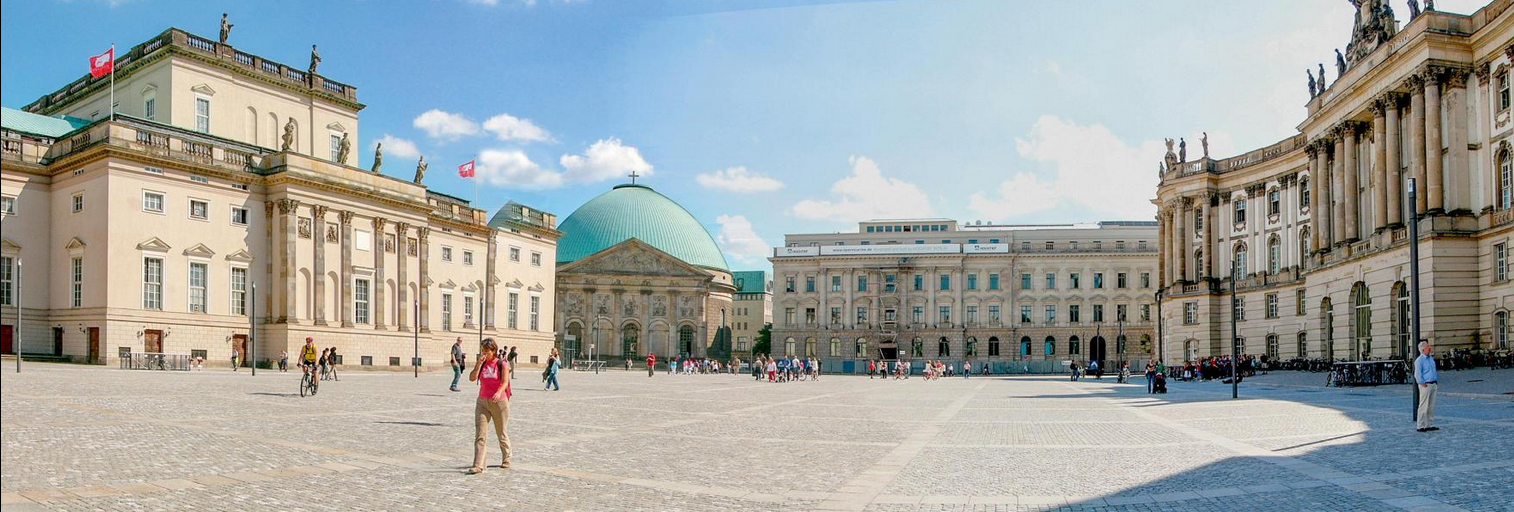 Blick von Unter den Linden auf die St.-Hedwigs-Kathedrale.