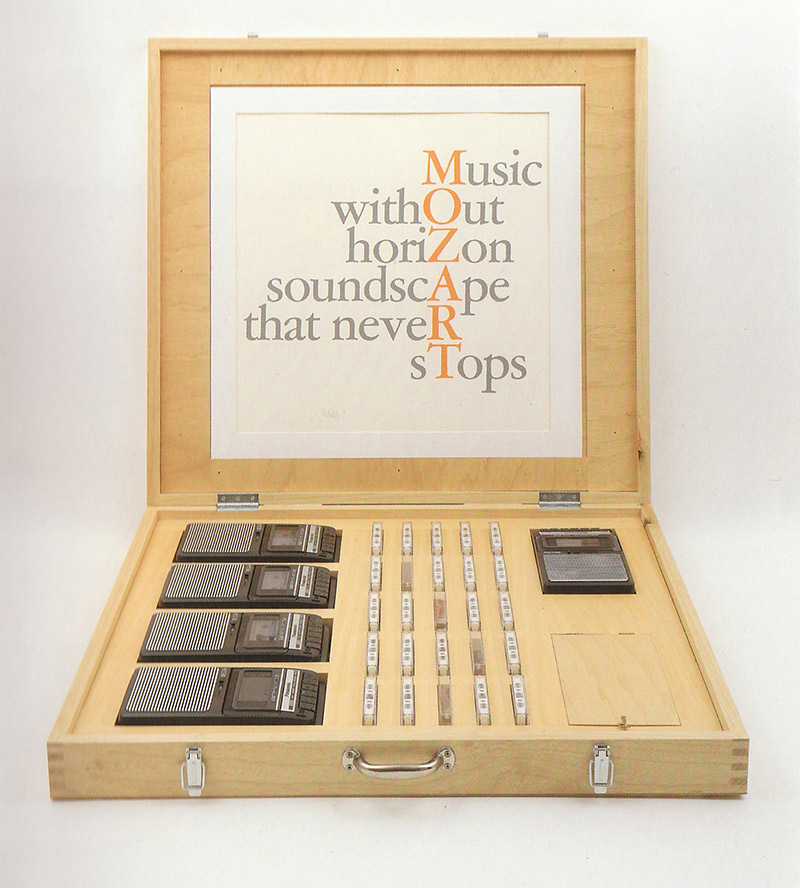 Tra le opere in mostra alla Galleria Allegra Ravizza, anche un… «Mozart-Mix» firmato John Cage. John Cage, «Mozart-Mix», 1991, 25 cassette, 5 registratori, in scatola di legno firmato, 10,2 x 86 x 81 cm