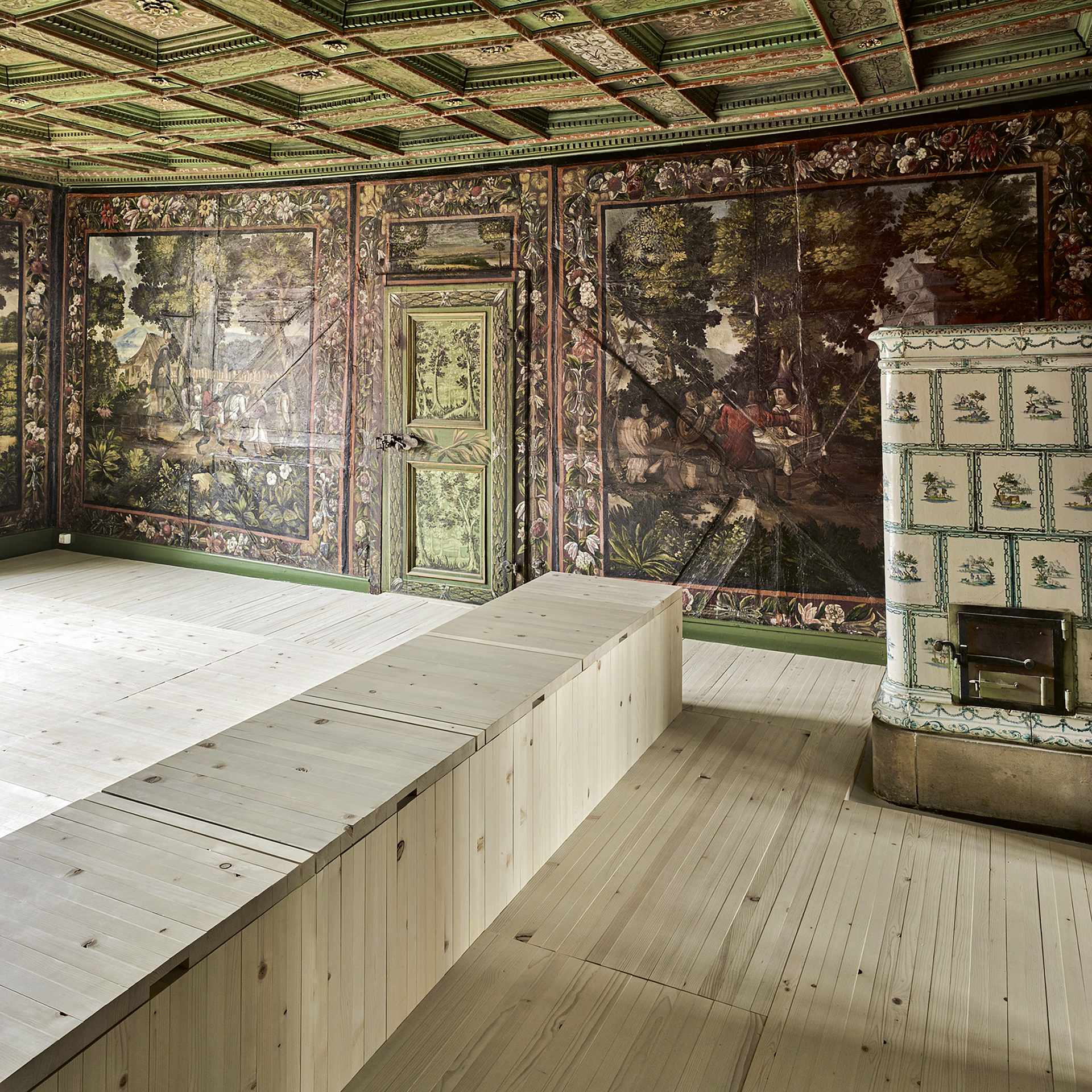 Die Wände im grünen Salon überziehen Malereien, die der flämischen Tapisserie nachempfunden sind. Damit bildet er heute den Ort der extremsten Kontraste.