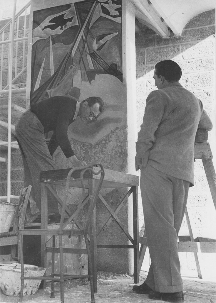 Mario Radice mentre esegue l’affresco Battaglia osservato da Ico Parisi, 1950, Casa Carcano, Maslianico (Como)