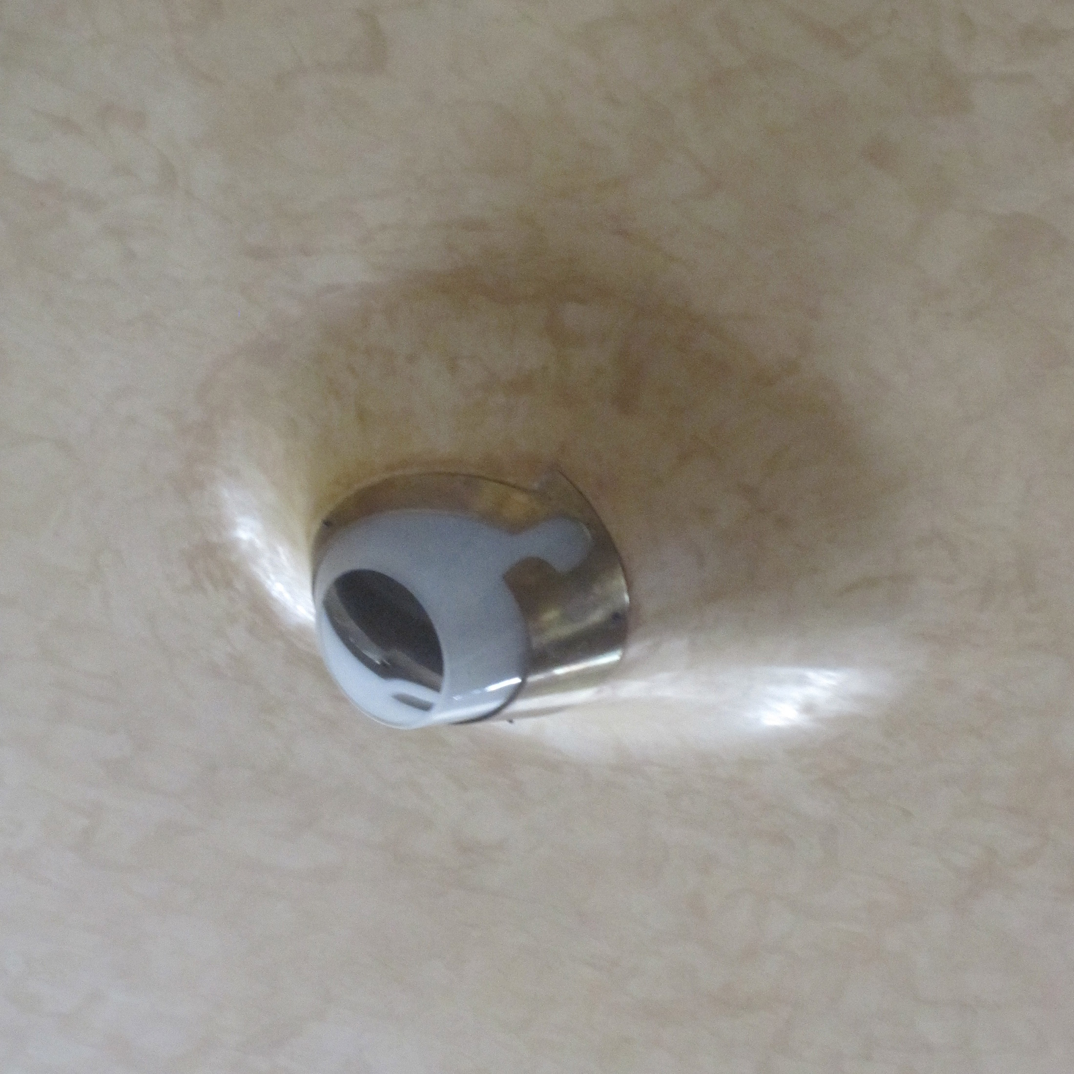 Détail d’une lampe intégrée au plafond, maison Zentner