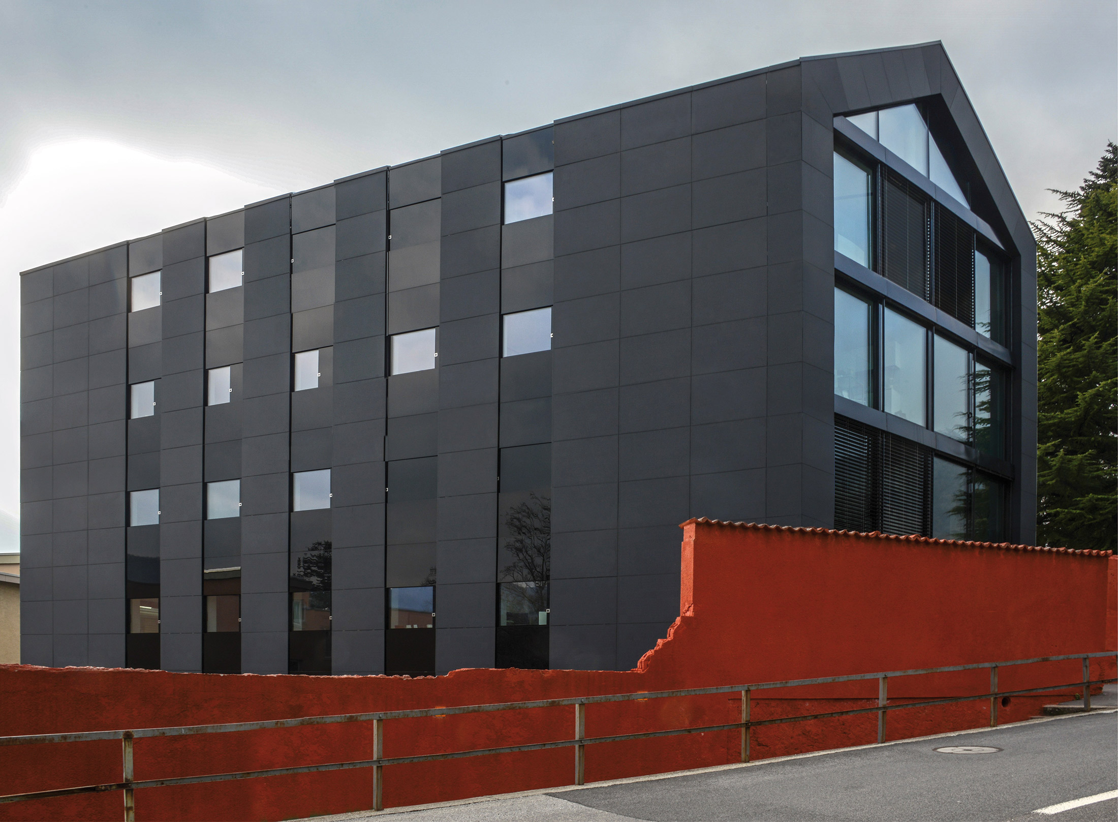 Premio Solare Speciale Banca Migros per edifici a energia positiva – Complesso a energia positiva 104% deltaROSSO, Vacallo (TI). Architettura: studio deltaZERO