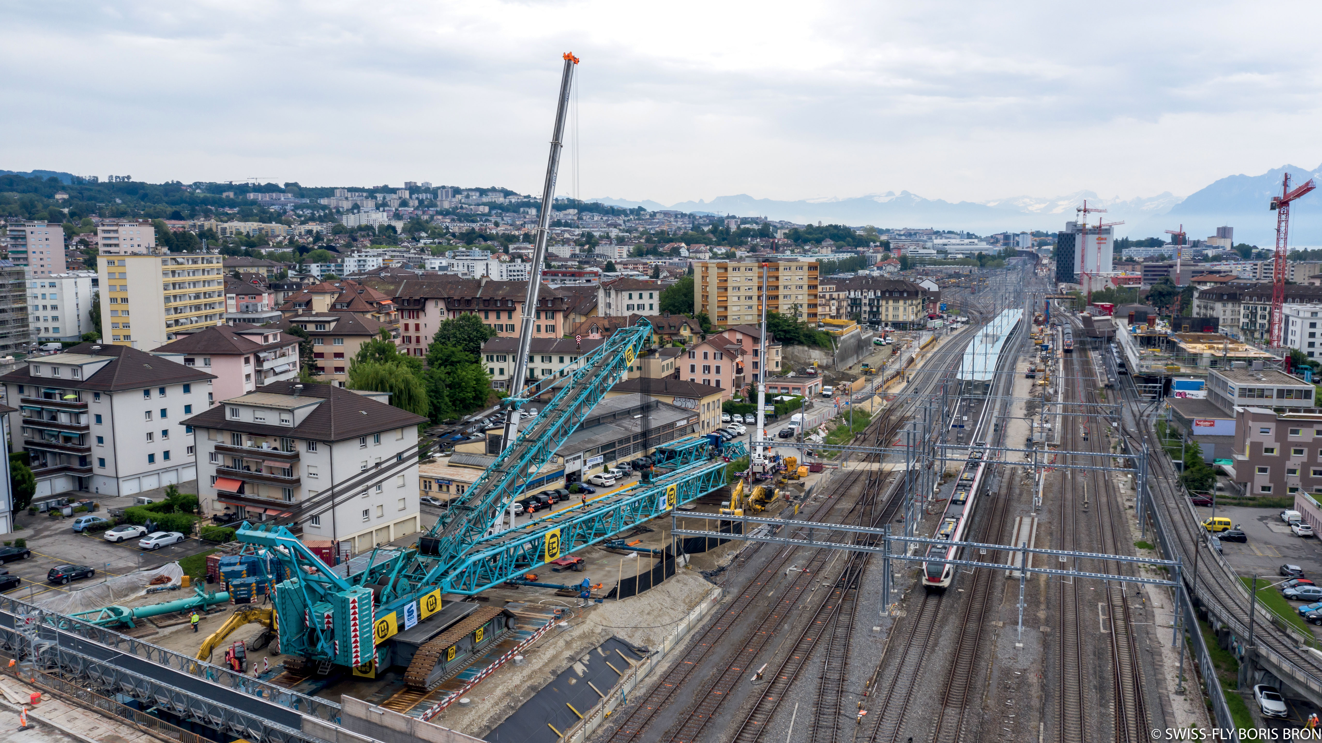 Déconstruction du pont durant l’été 2019. L’ouvrage se prolonge, côté lac, par l’avenue du Tir-Fédéral. Sur la gauche, on distingue le chantier de la gare de Renens.