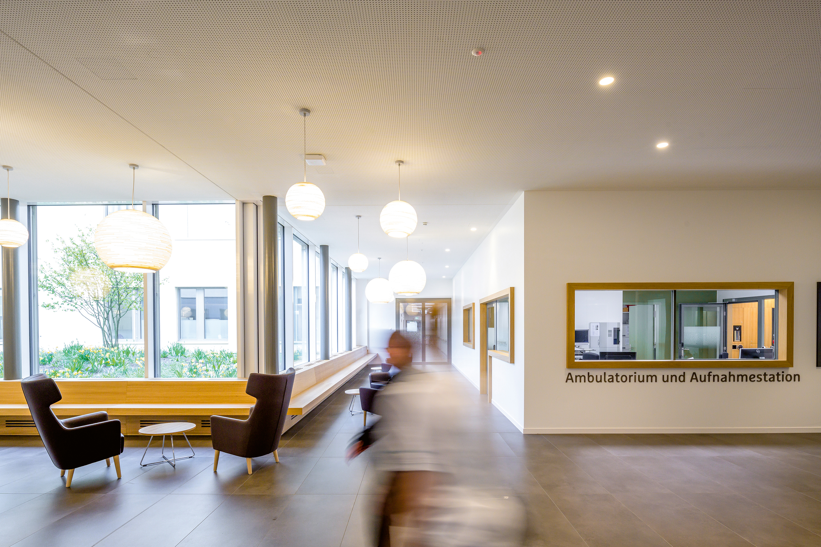 Die kompakte Bauweise ermöglicht vielfältige Blickbeziehungen in den Aussenraum.