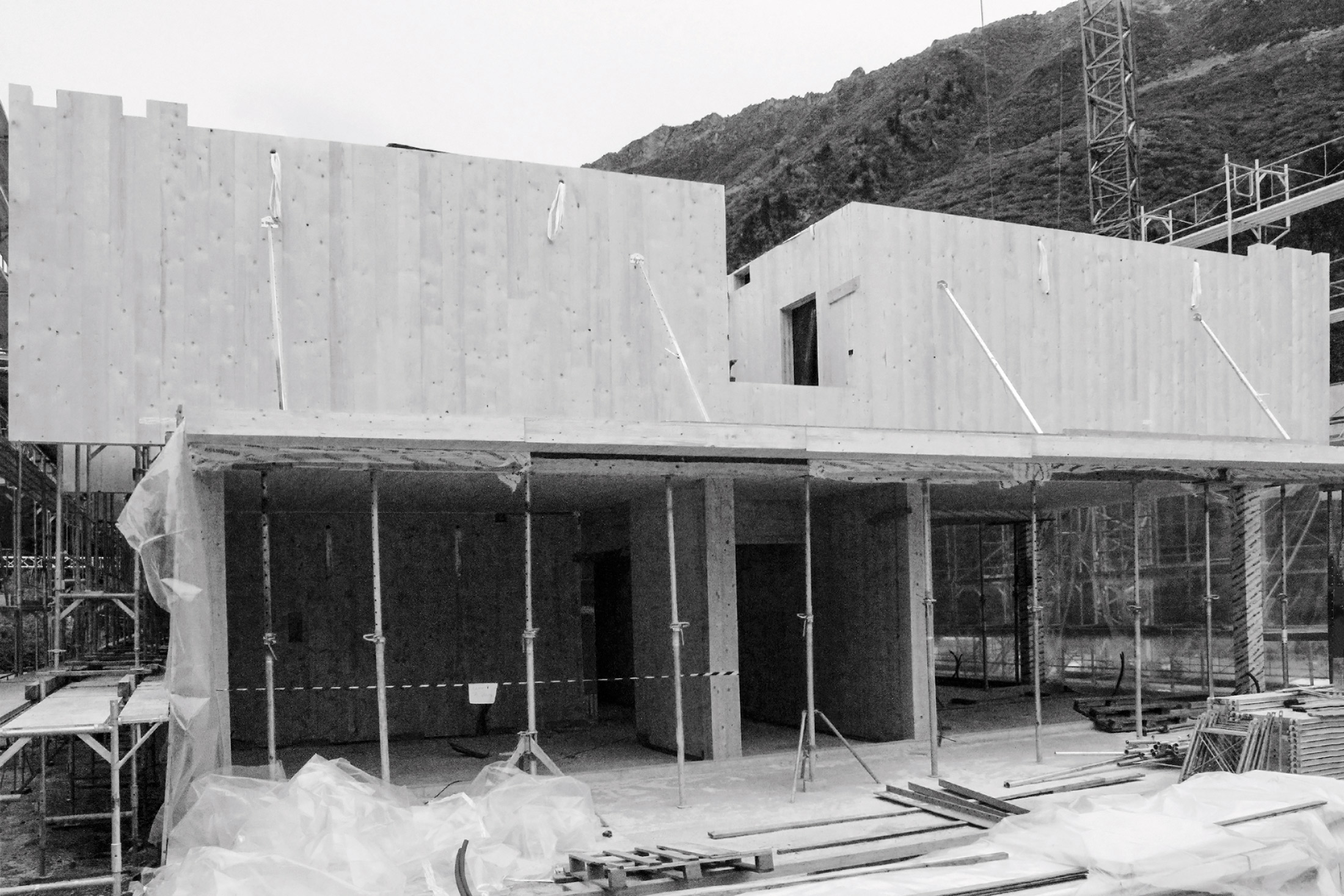 La struttura verticale del primo piano è costituita da travi parete in XLAM a sbalzo rispetto alla struttura verticale del piano terra.