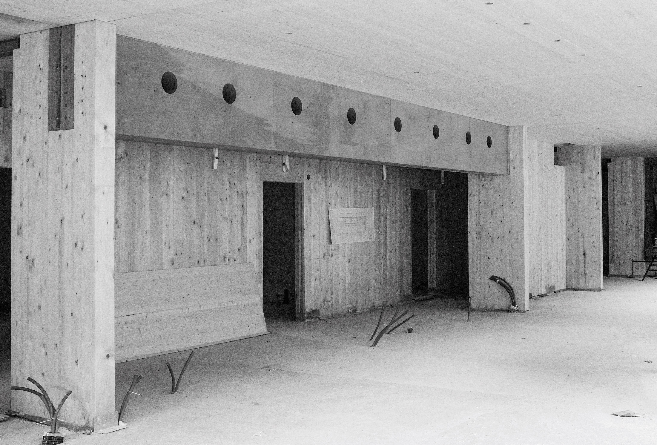 Trave in microlamellare di faggio a sostegno del pilastro in falso