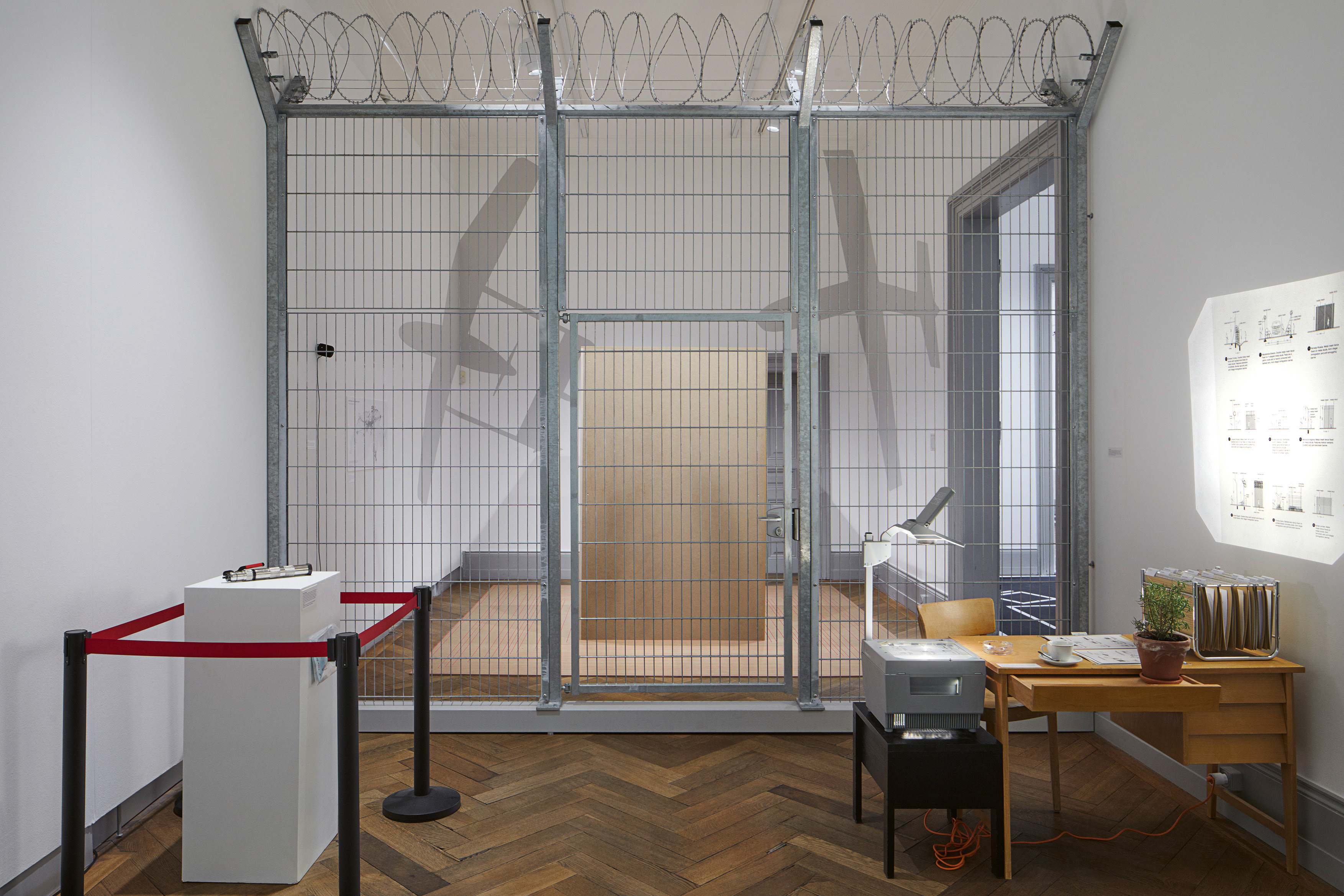 Installation scénographique du projet Handbook of Tyranny (2018) de Theo Deutinger, exposition Unterm Radar/Under the Radar, S AM.