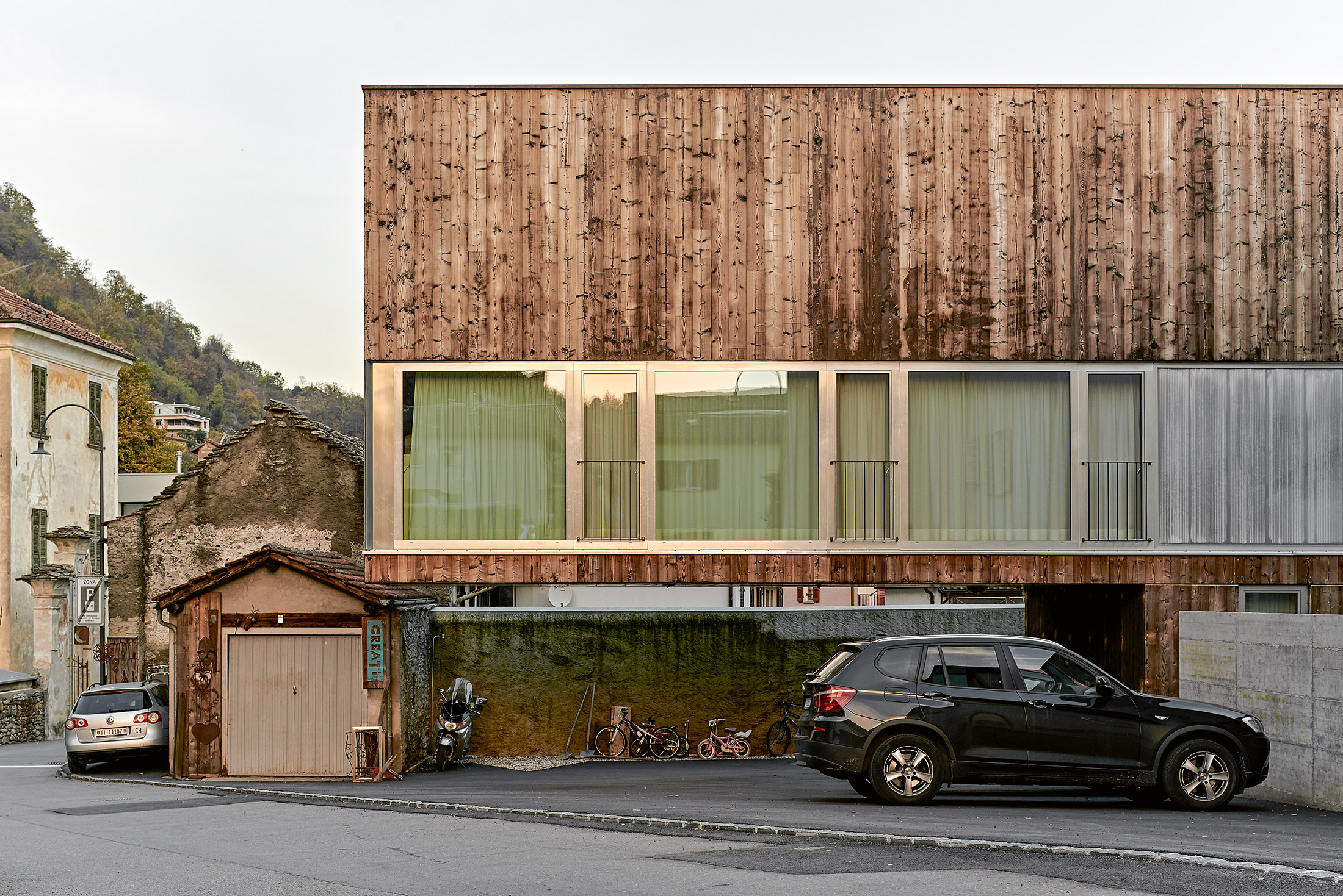 La casa doppia progettata a Monte Carasso da Guidotti Architetti