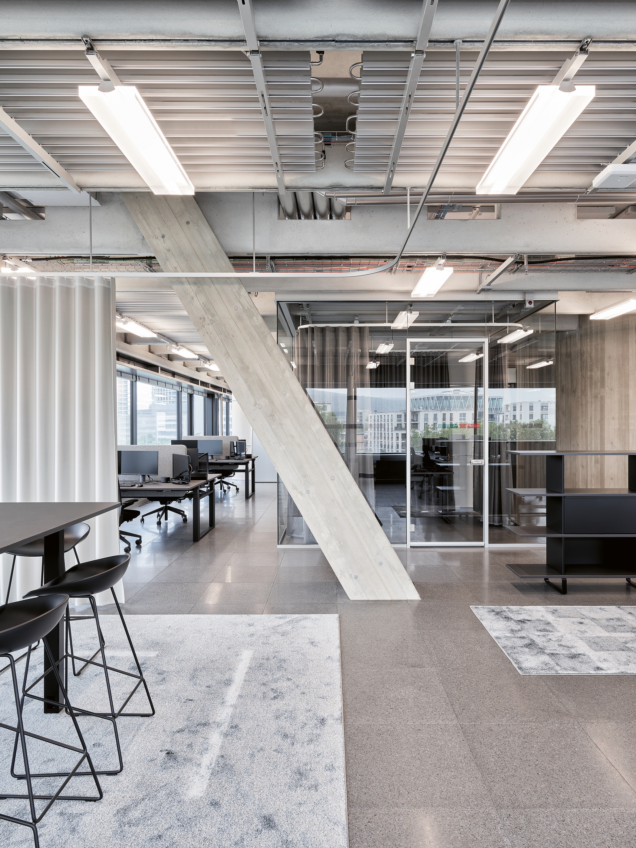 Ab dem 2. OG wechselt die Deckenkonstruktion. Die schrägen Stützen sind Teil der ausgeklügelten Tragkonstruktion.