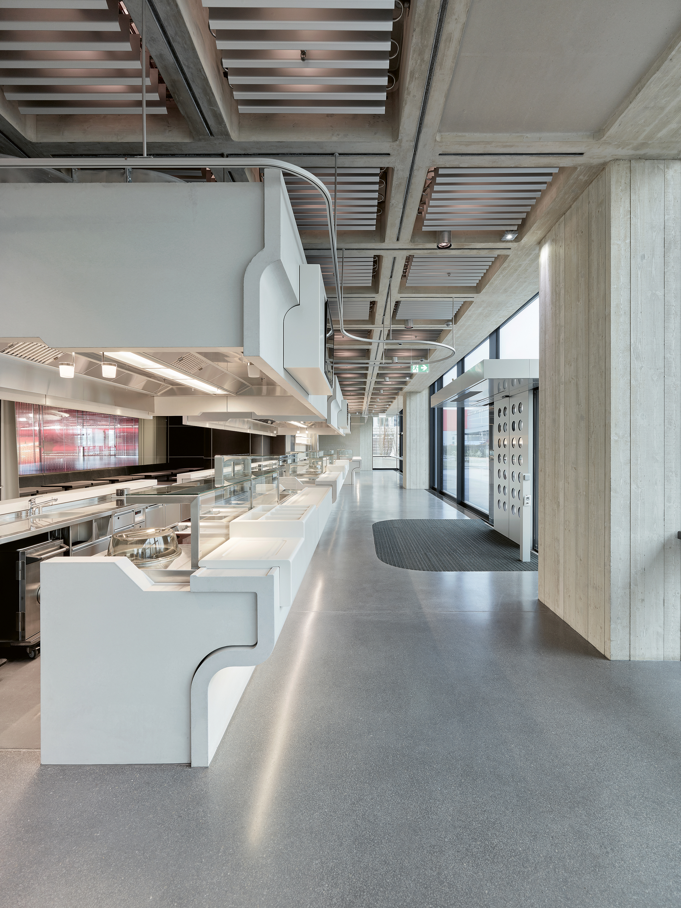 Die stärkere Einbindung des SRF Campus ins Quartier Leutschenbach ist ernst gemeint: Das Restaurant im Erdgeschoss des Neubaus ist für die Öffentlichkeit  zu­gänglich.