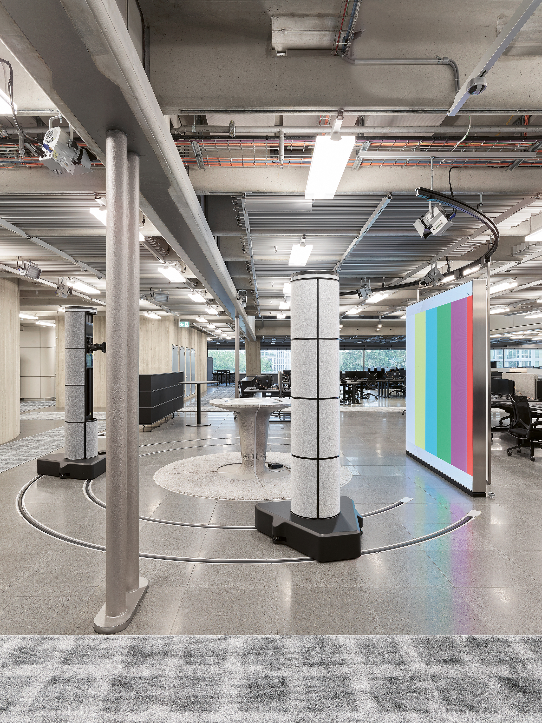 Black Box war gestern: Auch aus den Redaktionsbüros kann gesendet werden – für die Mitarbeitenden ebenso sichtbar wie für das Fernsehpublikum.