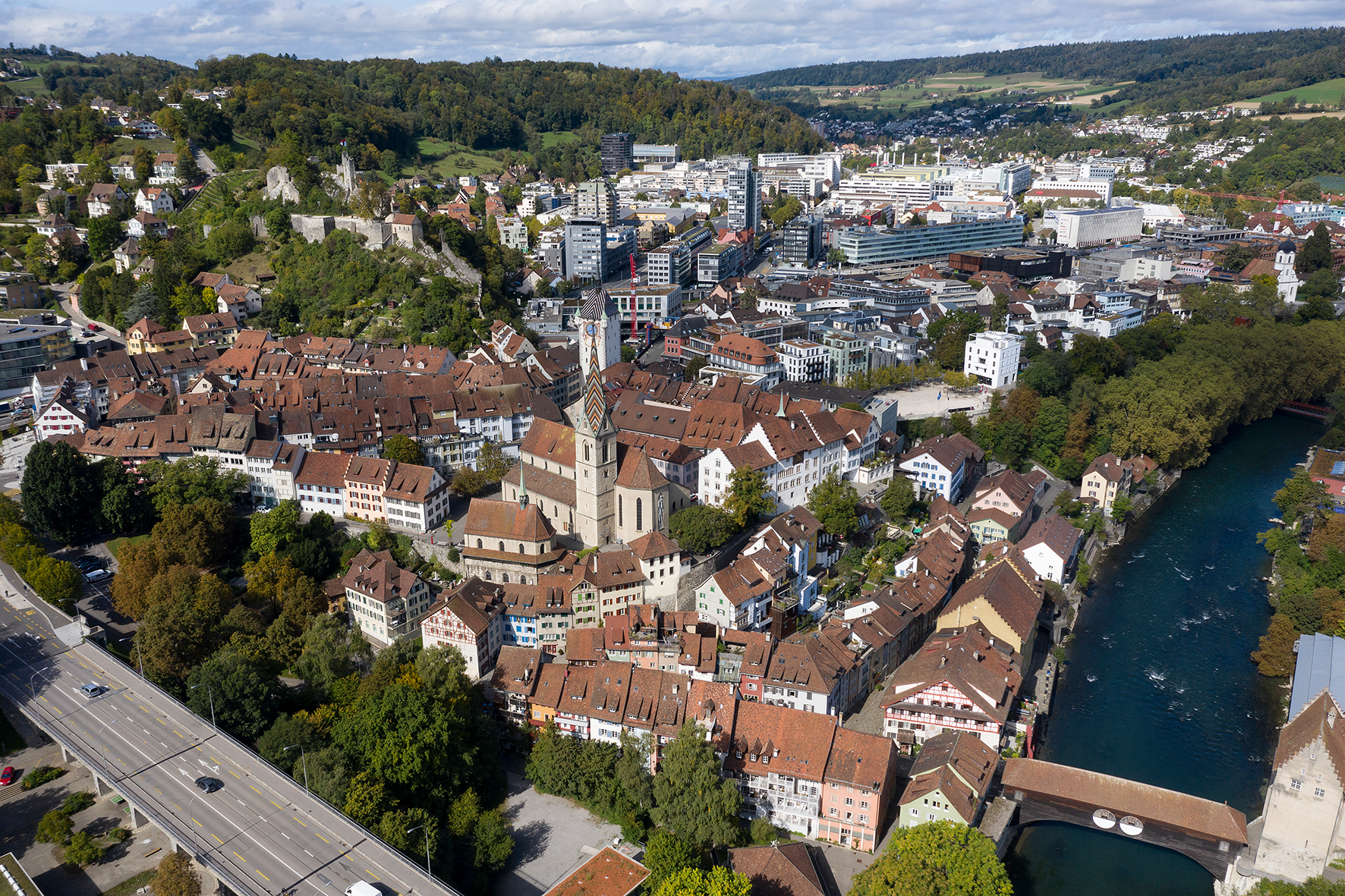 Vue sur la vieille ville de Baden. La ville de Baden s’insère entre la cluse de la Limmat et les contreforts du Jura. Le Hochbrücke et la Bruggerstrasse isolent le centre de la localité Ils se rejoignent à la Schulhausplatz, à l’entrée de la vieille ville.