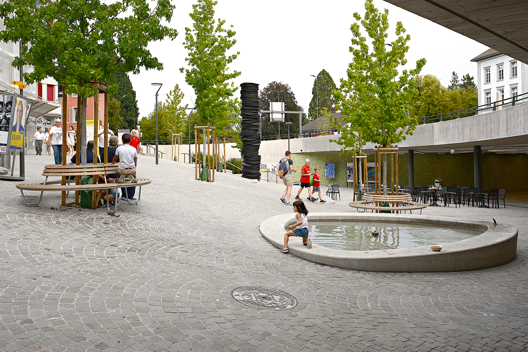 Traversée par le Cordulapassage, la Schulhausplatz est bordée par la Cordulaplatz Entièrement réaménagée, la Schulhausplatz est le fruit d’un vaste réaménagement urbain. Depuis 2018, un imposant passage souterrain relie à nouveau les faubourgs avec le cœur de la cité, alors que 50'000 véhicules empruntent toujours le carrefour.