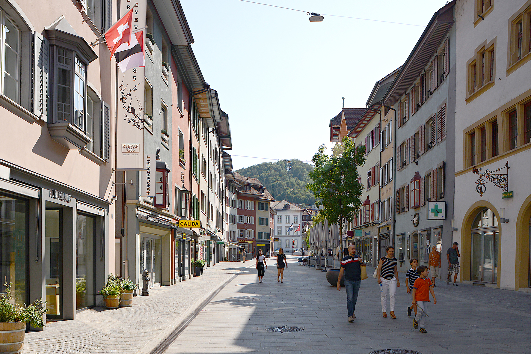 La Weite Gasse. Les piétons n’avaient plus droit de cité, jadis à la Weite Gasse. L’espace restreint que se disputaient les voitures, les bus et les gens invite désormais à flâner, à s’asseoir aux cafés et à faire ses achats. Le nouvel aménagement de la Schulhausplatz a permis depuis peu de libérer cette rue marchande des bus régionaux.