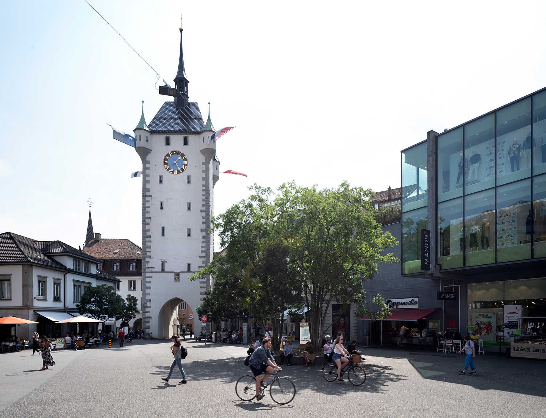 La Schlossbergplatz et le Schlossbergpassage. La galerie inhospitalière menant à la gare de Baden était surnommée l’«appendice». Une place vivante a remplacé un triste désert de béton et un terne lieu de passage. Elle joue le rôle de plaque tournante entre le quartier de la gare et la vieille ville.