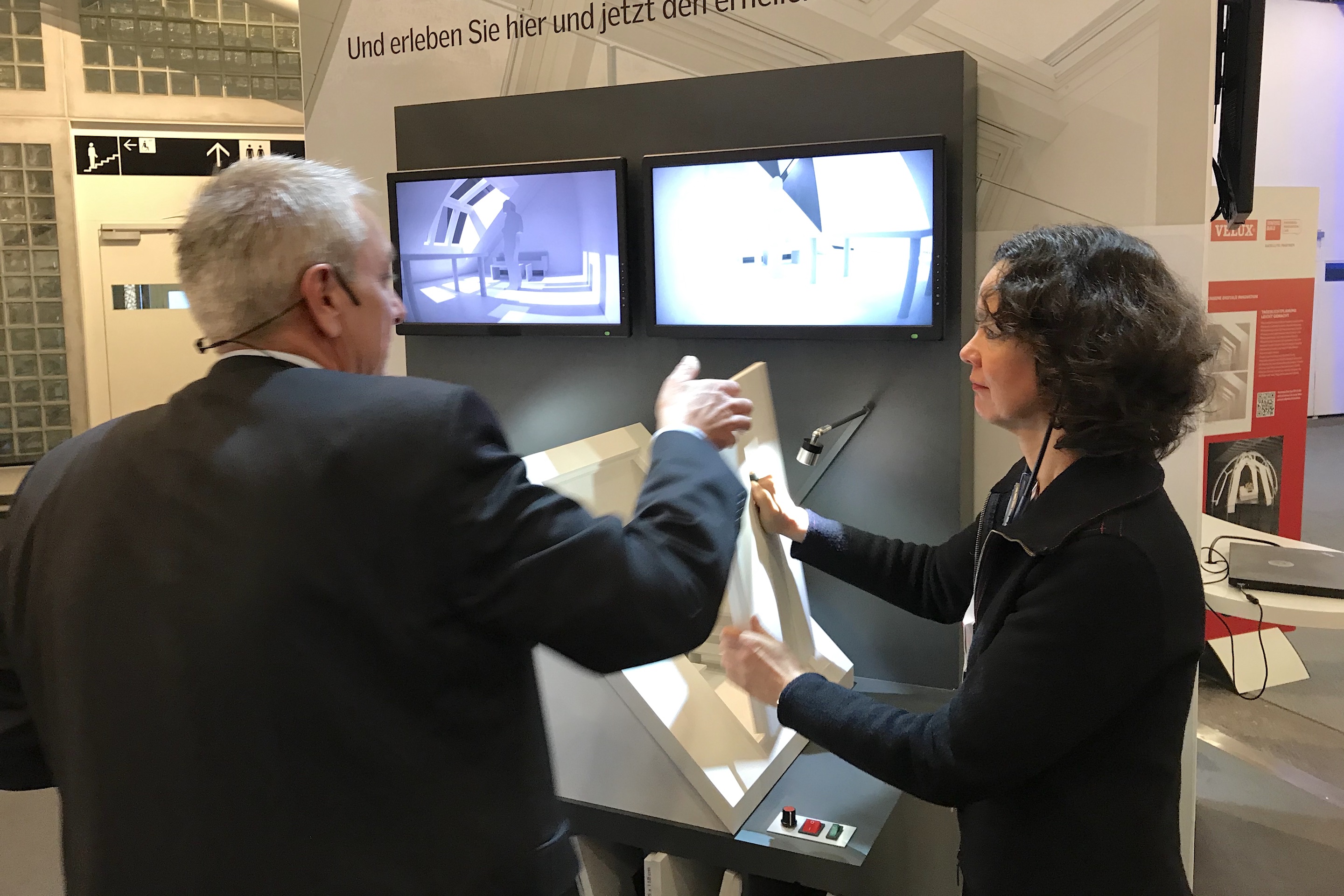 Licht oder Schatten? Am Velux-Stand zeigten Fenster-«Schablonen» die Auswirkungen unterschiedlicher Fenstervarianten im Innenraum unter dem Dach.