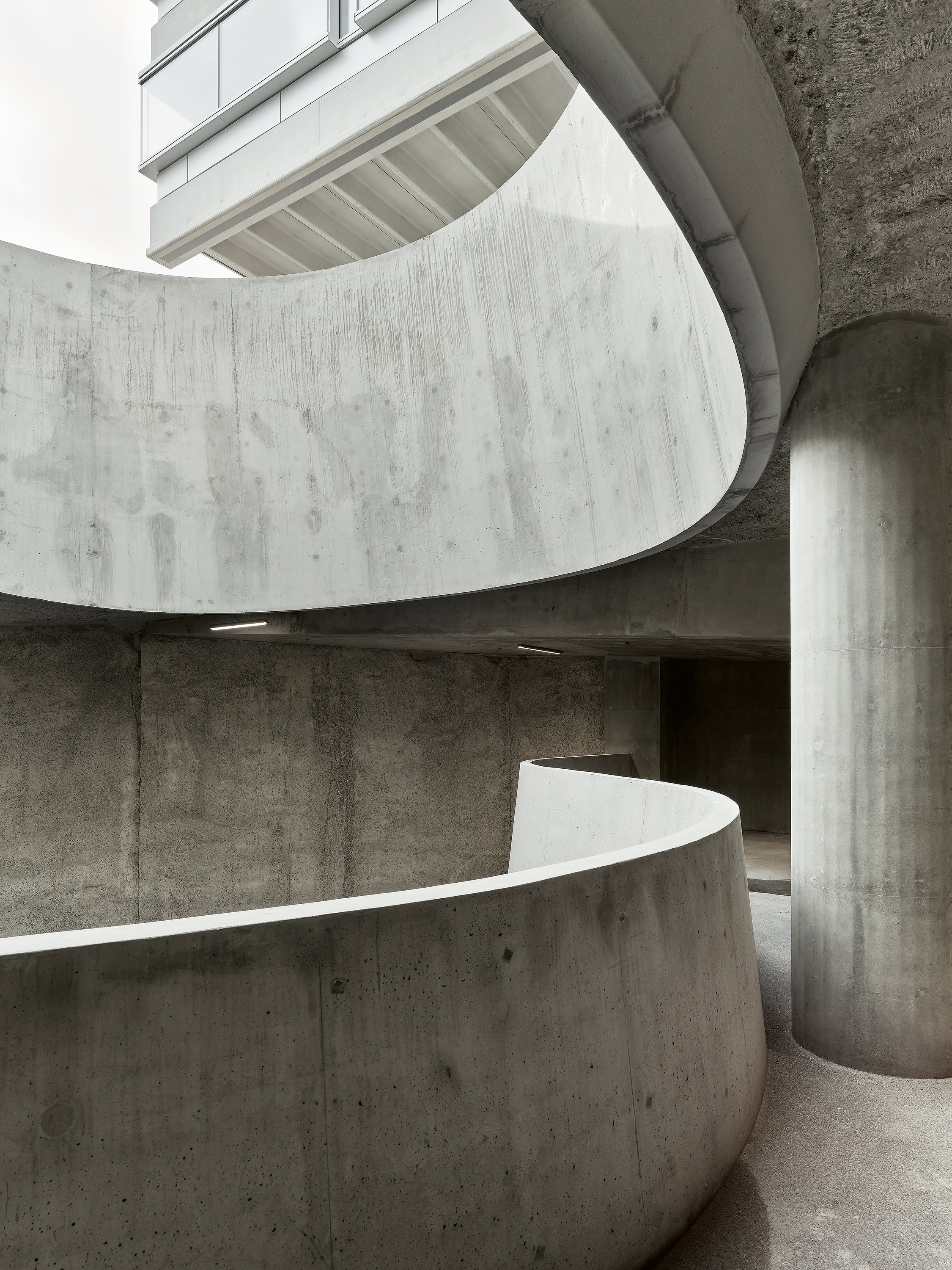 Blick von den spiralförmigen Zufahrtsrampen auf das neue News- und Sport-Gebäude hinauf.