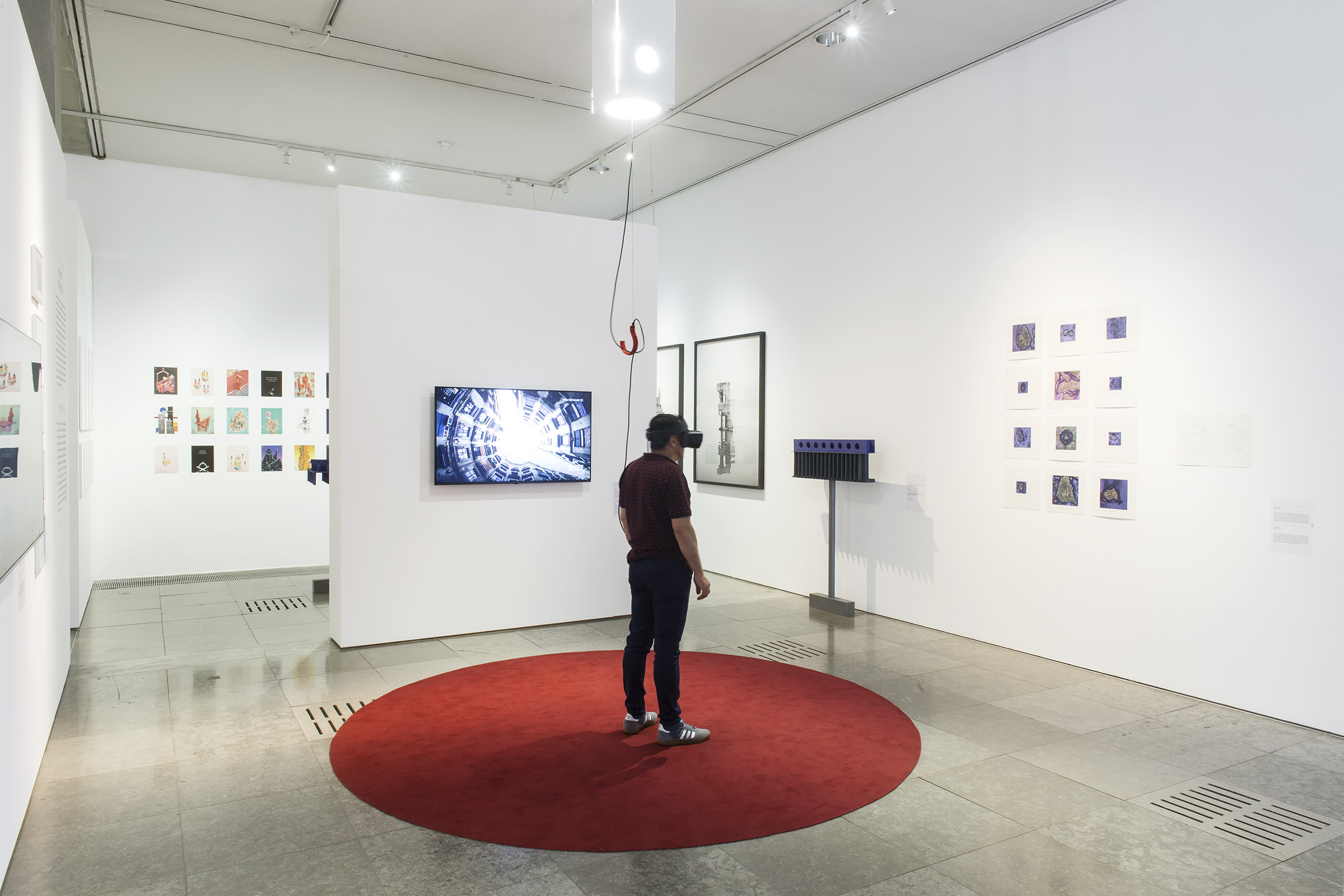 Afin d’explorer les différents lieux d’élaborations des nouveaux imaginaires de la spatialité, les curateurs ont mandaté le studio 18-25 pour produire une œuvre interactive en réalité virtuelle.