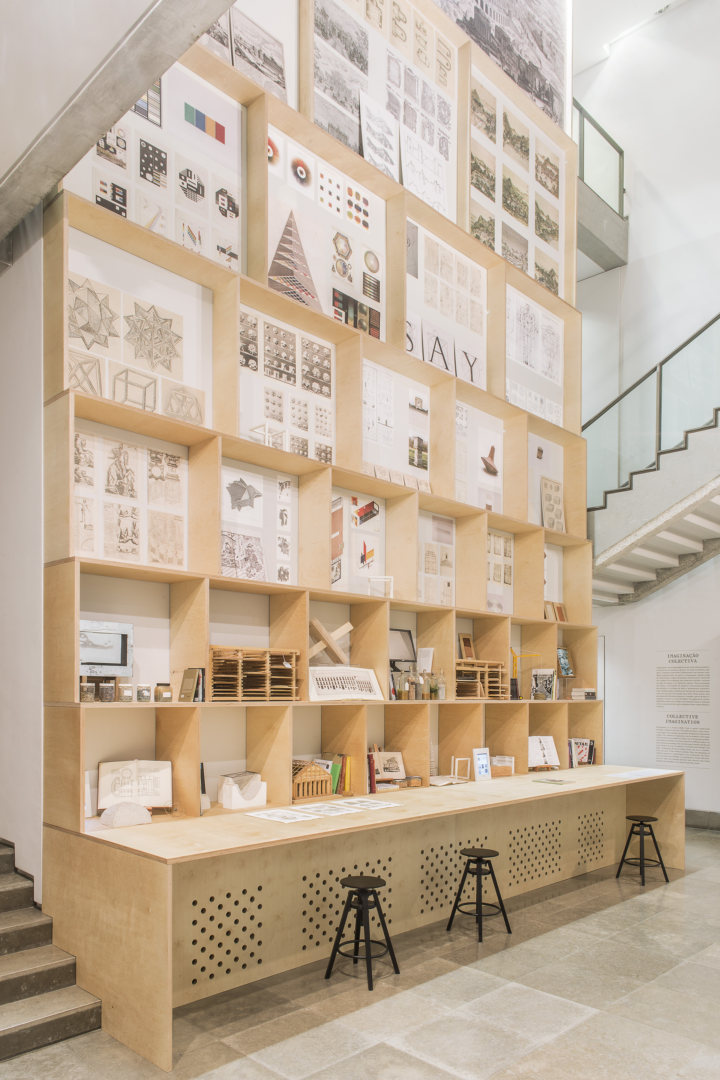 Au cœur de l’atrium du MNAC, le visiteur découvre un des moments les plus riches en signification de l’exposition, un immense cabinet de curiosité tisse un réseau de relations entre deux figures spatio-imaginaire: l’enclos et la tour.