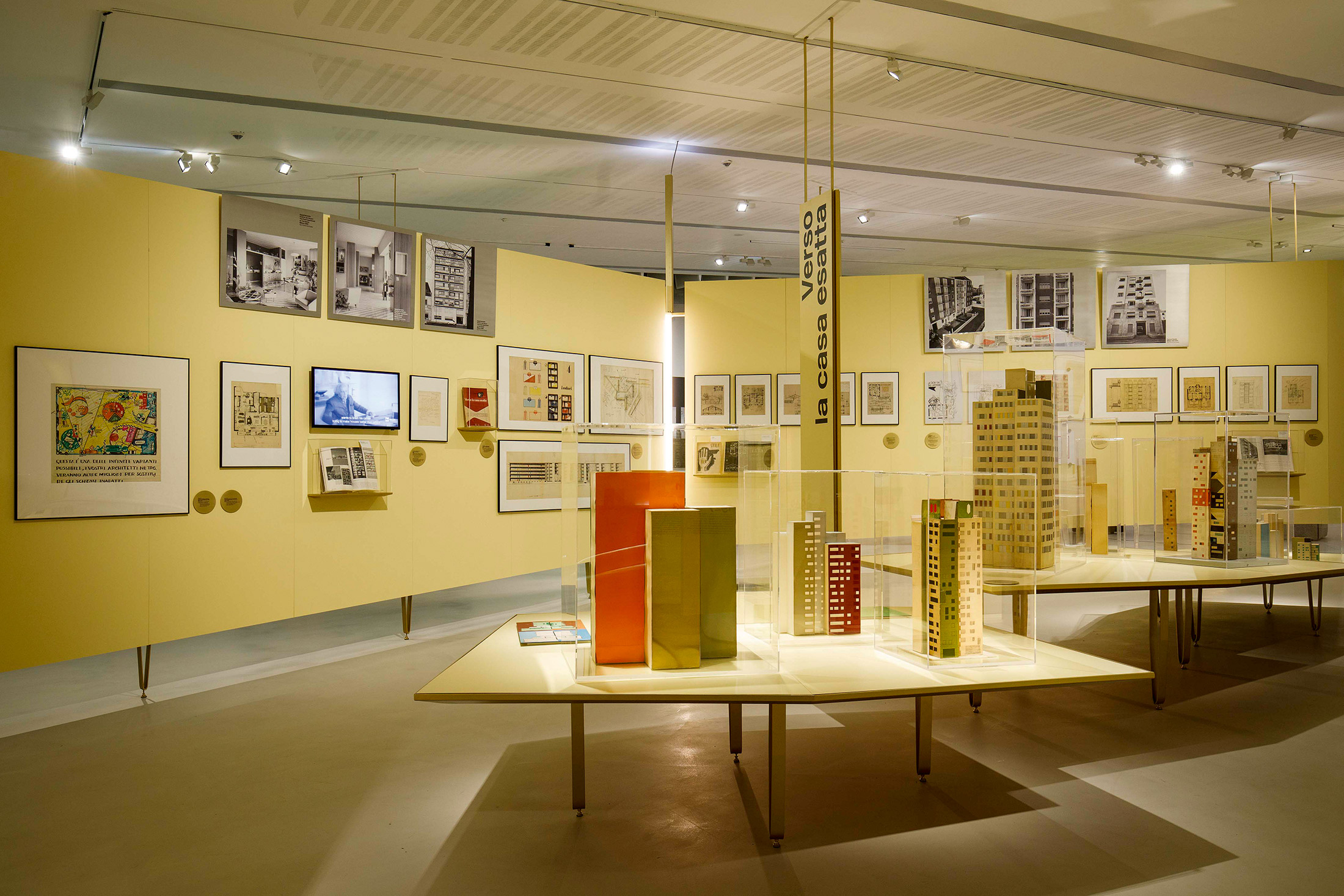 Veduta dell’allestimento della mostra. In primo piano i modellini delle torri progettate da Ponti per la FEAL