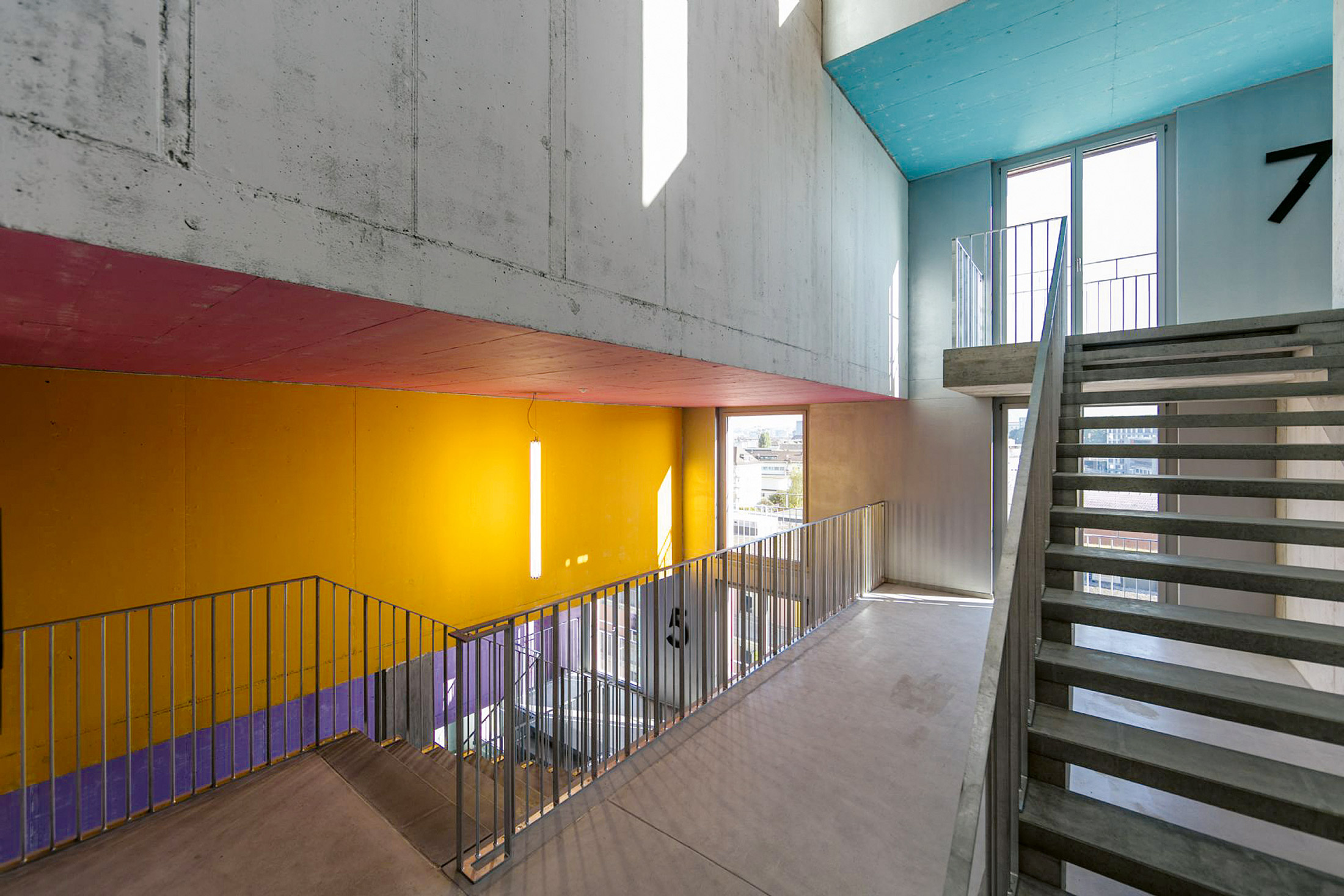 Il vano scale del complesso abitativo zurighese a pigione moderata «Binz 111»