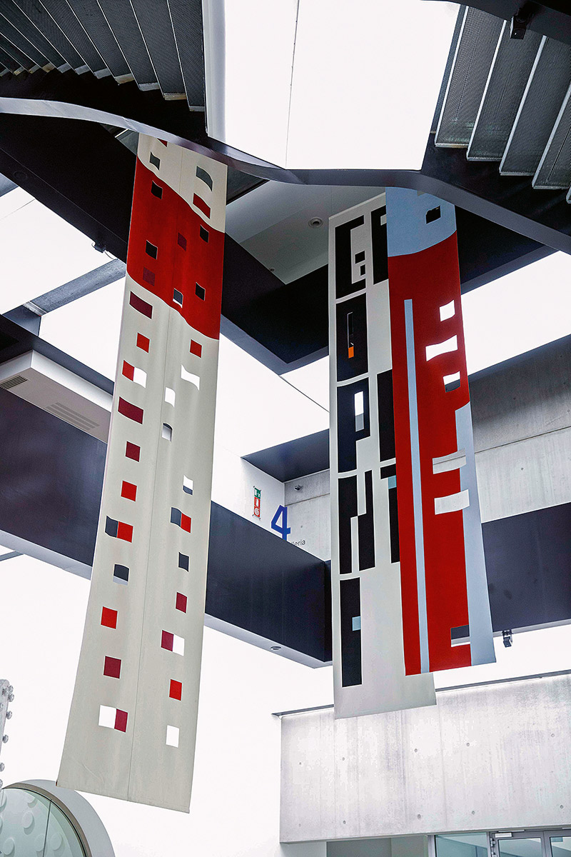 I gonfaloni nel foyer del MAXXI