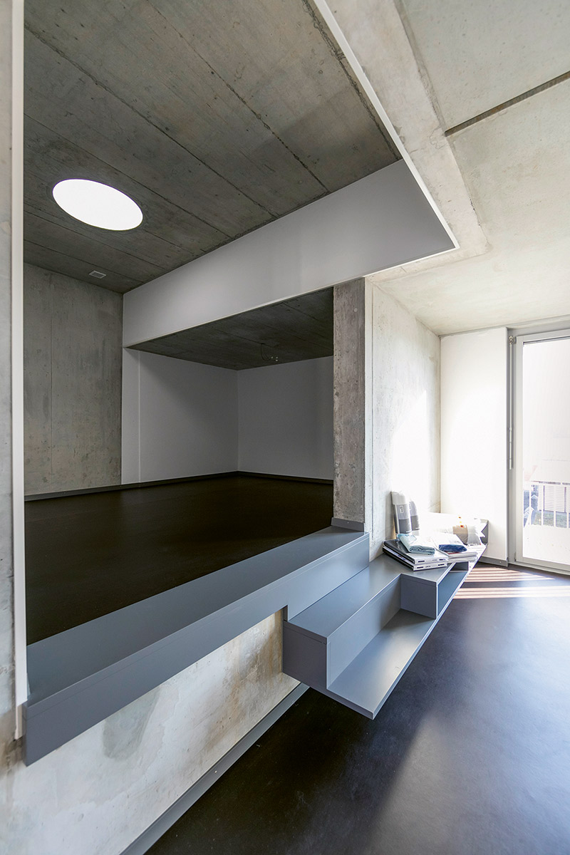 Nel punto di congiunzione tra i due corpi di fabbrica, a causa delle differenze di quota tra un edificio e l’altro, si è venuta a creare un'alcova che caratterizza il modulo abitativo.