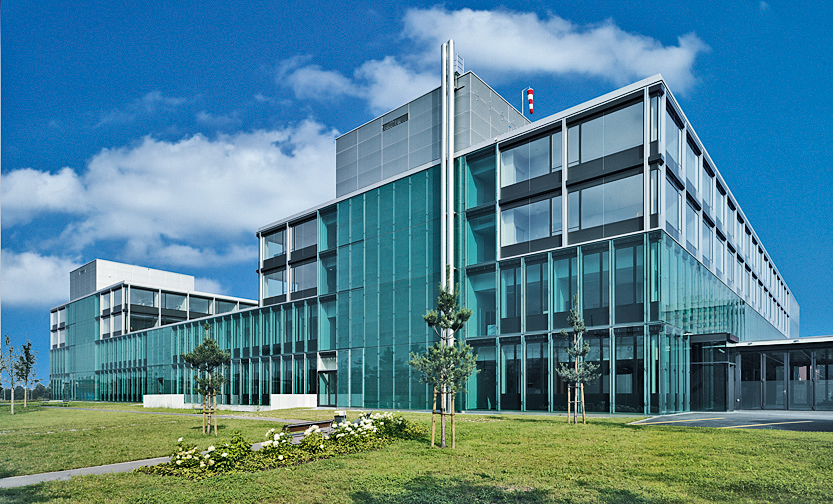 Die gemeinsame Anlieferung für Pflegezentrum und Spital befindet sich als gedeckter Bereich im Untergeschoss, sodass keine offenen Betriebshöfe die Freibereiche des Spitals beeinträchtigen. Es entsteht ein Haus ohne Rückseiten.