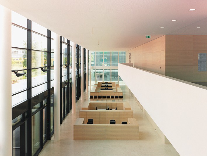 Die Patientenadministration ist direkt am Haupteingang im zweigeschossigen Eingangsbereich untergebracht.