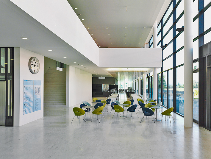 Ein zentraler Punkt der Gebäudekonzeption lag auf der Tageslichtversorgung und der natürlichen Belüftung aller wichtigen Arbeits- und Aufenthaltsräume. Grosszügige Verglasungen der Fassaden und Innenhöfe, die Tageslicht auch in die Flure bringen, tragen zu einer hellen und freundlichen Atmosphäre bei.