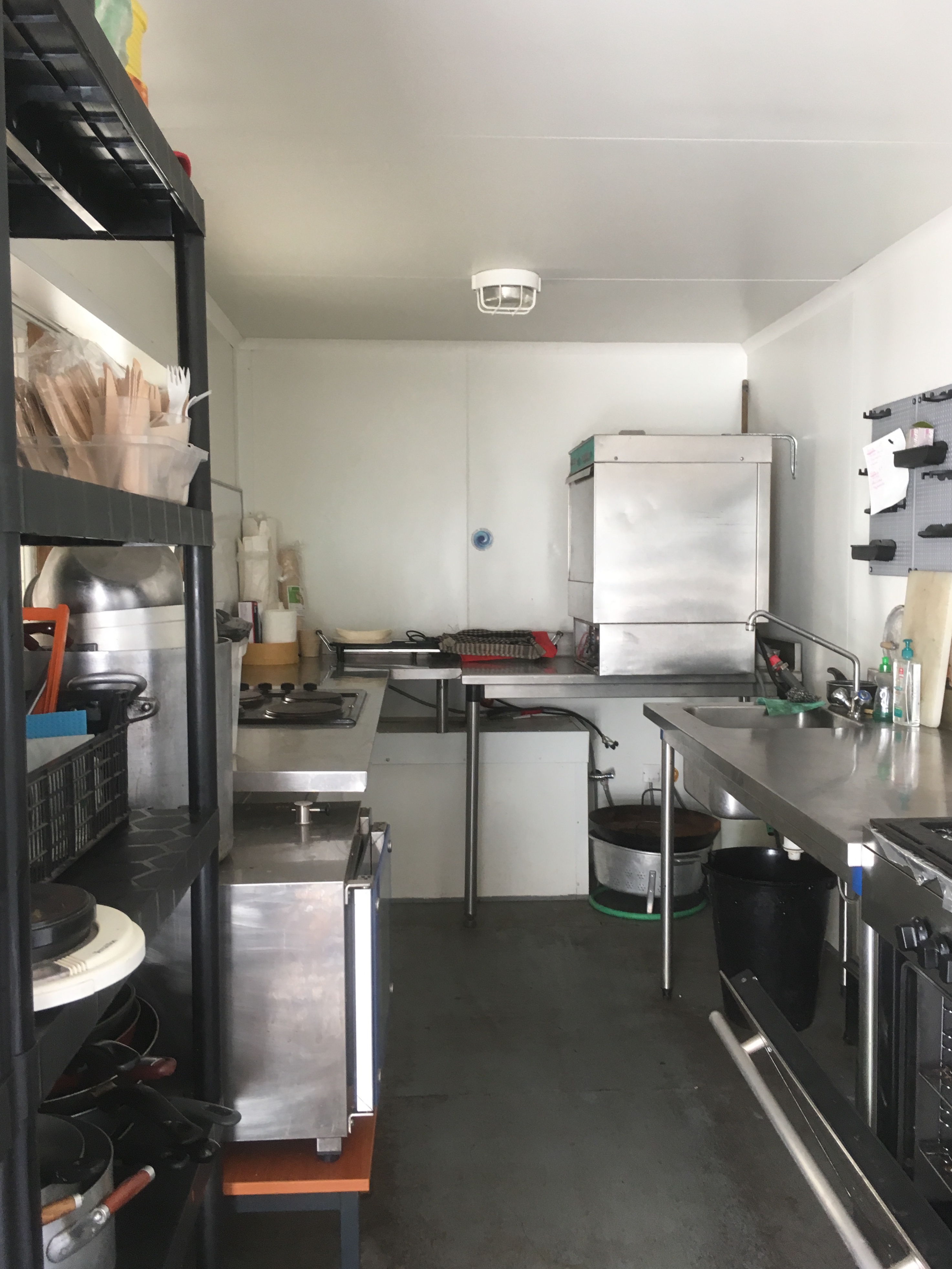 In einer Küche aus Secondhand-Teilen wird für grössere Anlässe gekocht.