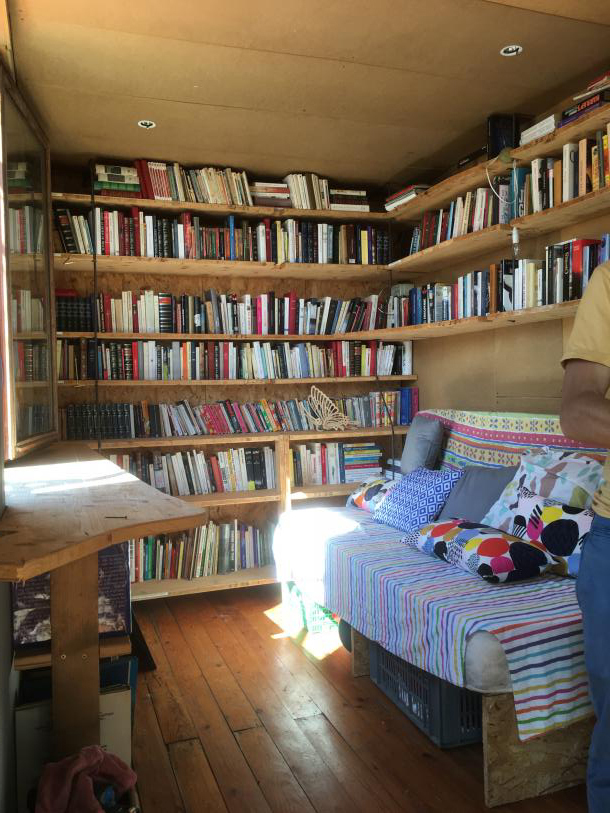 Ein alter Mann hatte drei belesene Freunde, die alle kurz nacheinander starben. Eines Tages brachte er deren Bücher in einem Lieferwagen. Man beschloss, eine kleine Bibliothek anzulegen.