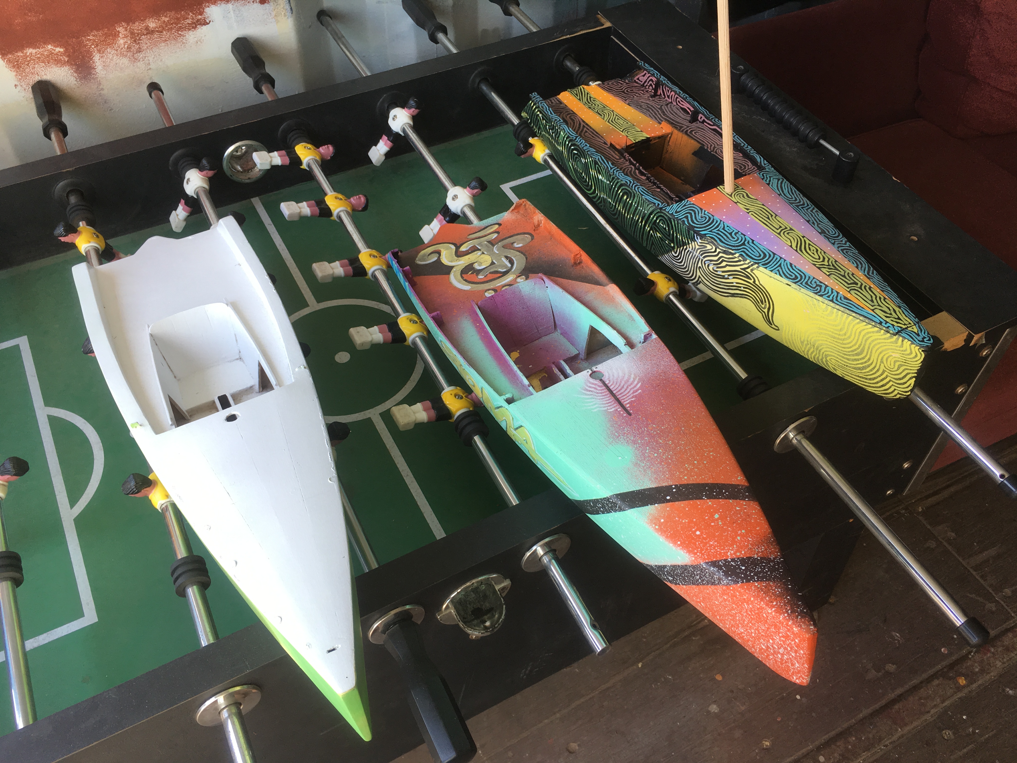 Eine Lehrlingsgruppe von Bootsbauern hielt einen Workshop ab – übrig geblieben waren Bootsmodelle, die nun ein Künstler bemalt und verkauft.