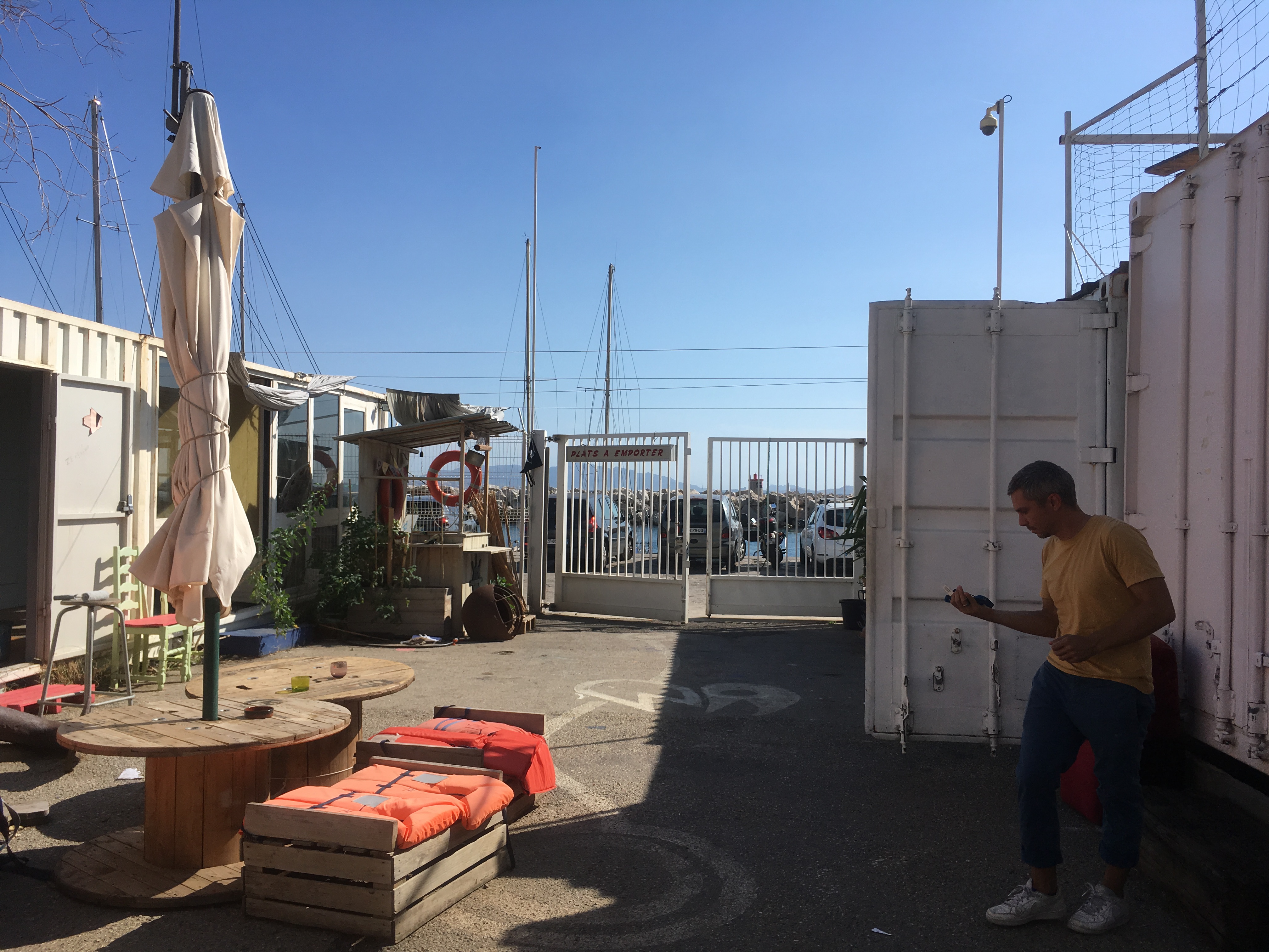 Der Eingang der Anlage ist zwar mit einem Gitter gegen den Hafen abgetrennt, aber Einlass findet jeder.