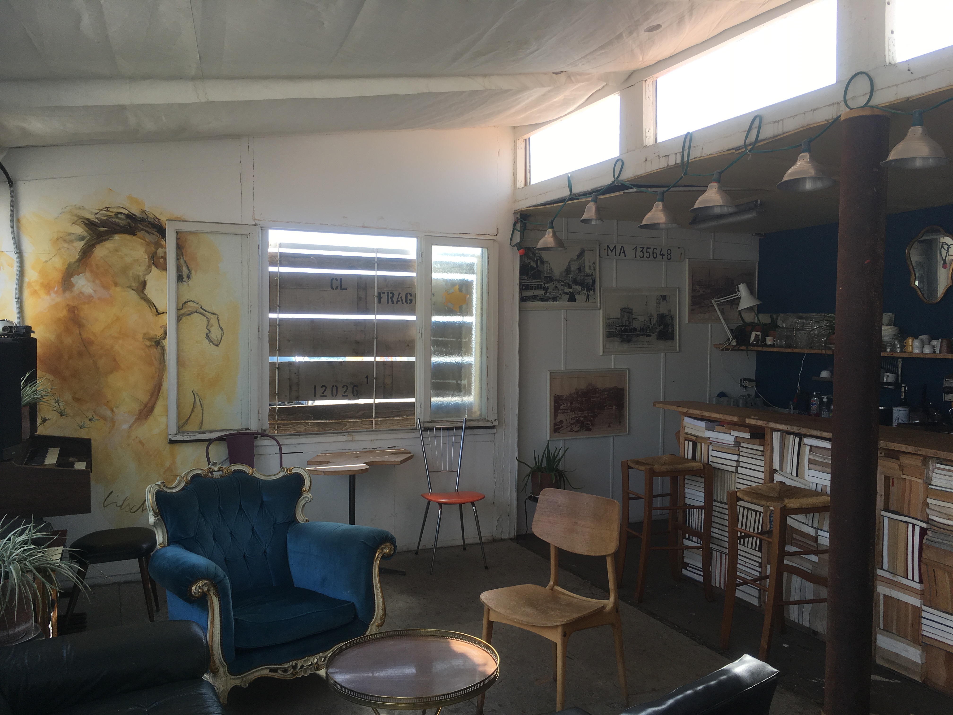 Alle Möbel stammen aus der Umgebung oder wurden von Gästen oder Nutzern hergebracht.