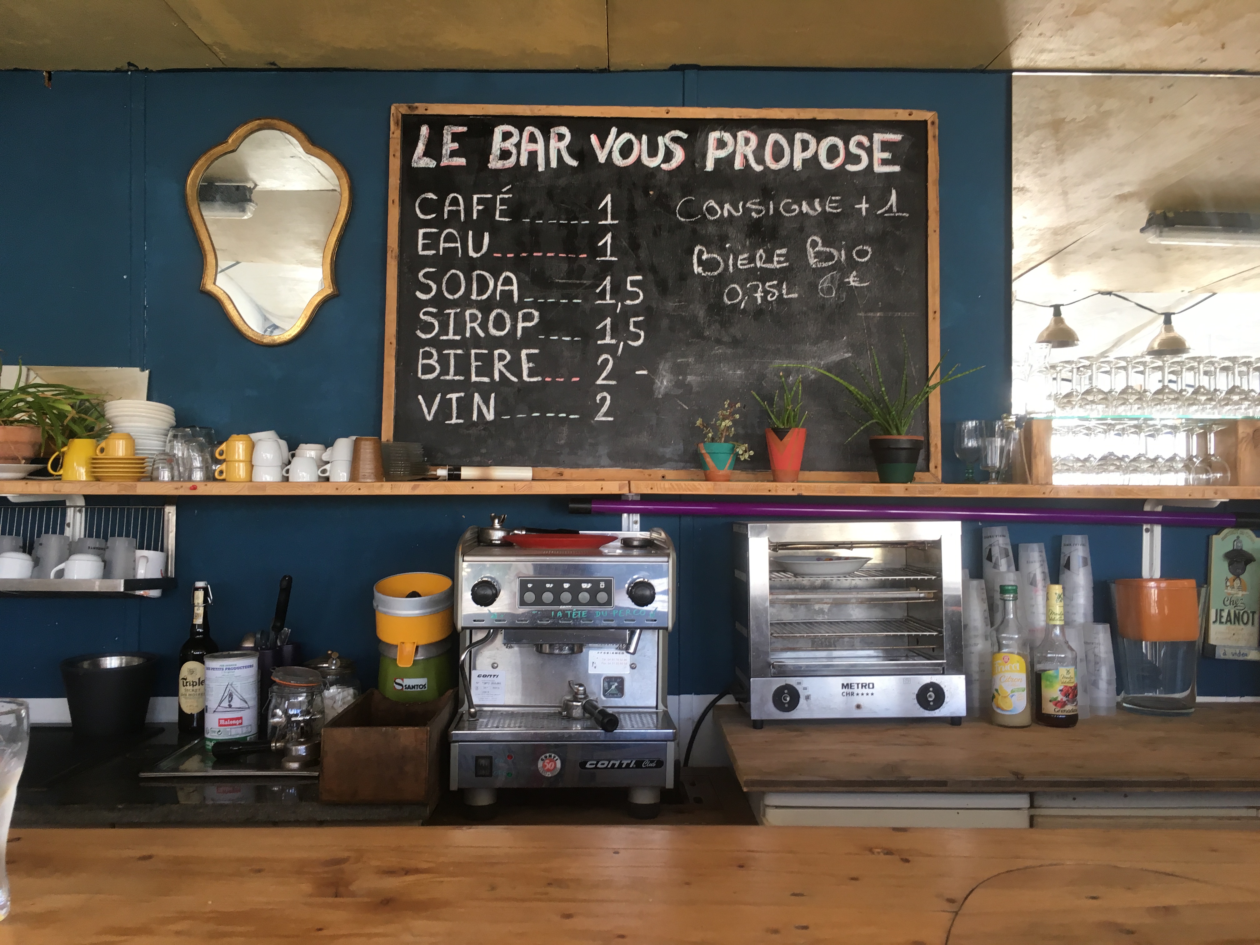 Die Bar wurde aus Planken von einer Red-Bull-Rallye zusammengesetzt. Als das Rennen in L’Estaque beendet war, wollte der Getränkehersteller die Bretter entsorgen.