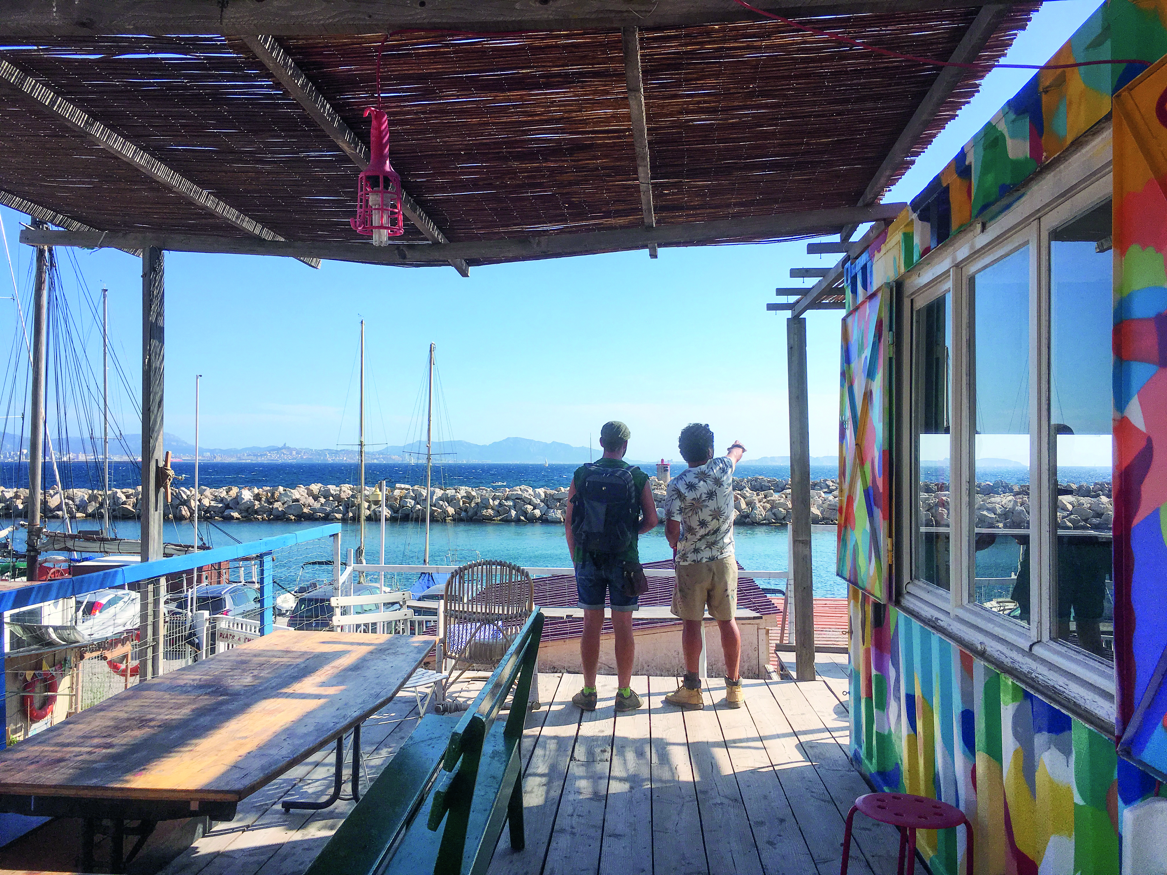 Über der Bar befindet sich ein Bistro mit Aussicht auf das Meer.