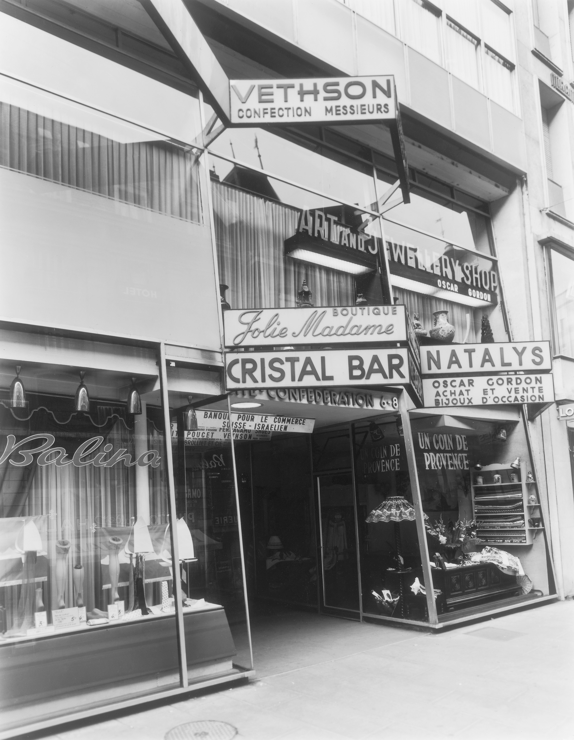 Immeuble commercial Cité-Confédération (1951-1955, démoli en 1977), la rampe comme scénographie commerciale.  Vue.