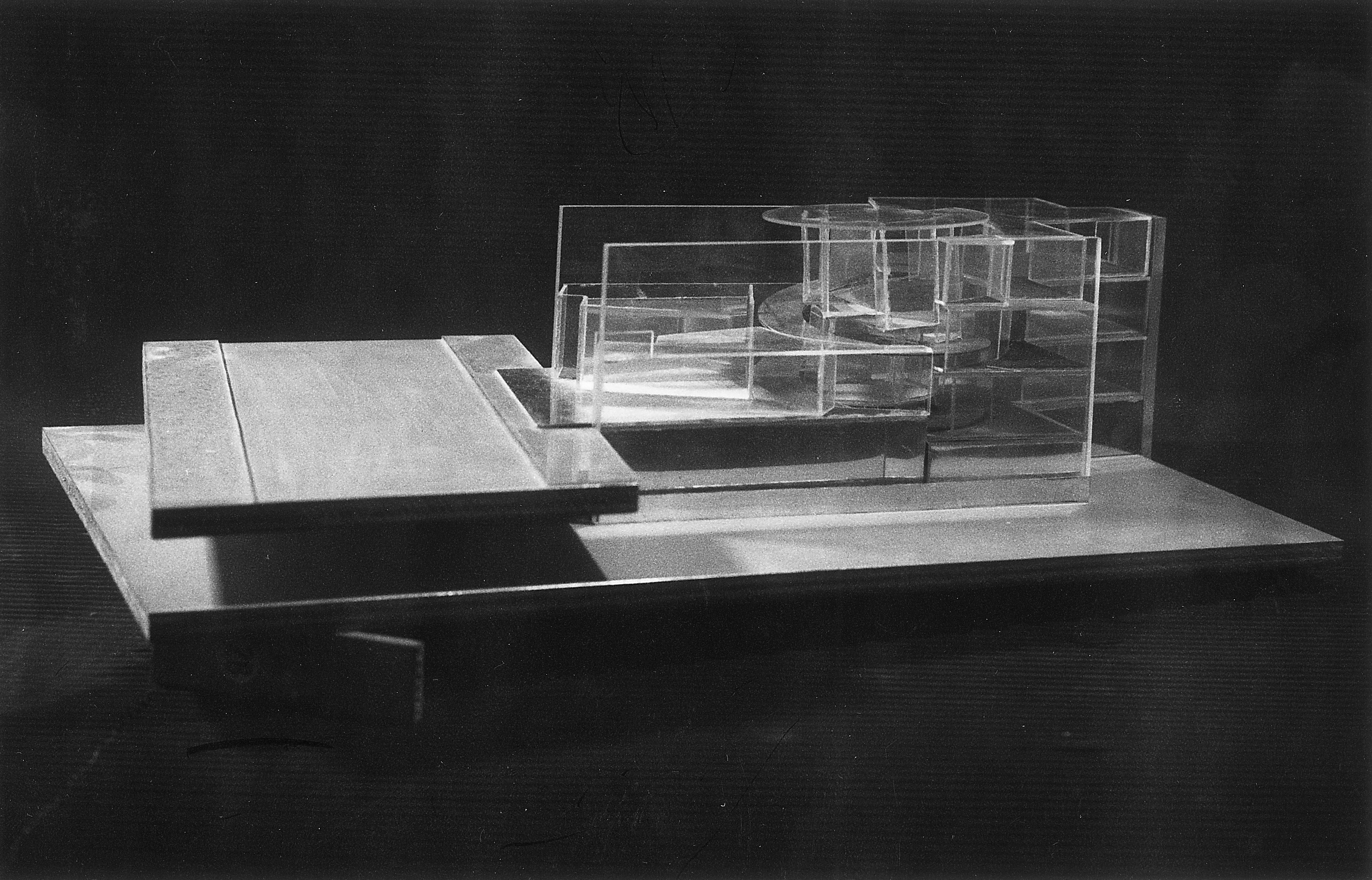 Immeuble commercial Cité-Confédération (1951-1955, démoli en 1977), la rampe comme scénographie commerciale. Maquette d’étude en plexiglas.
