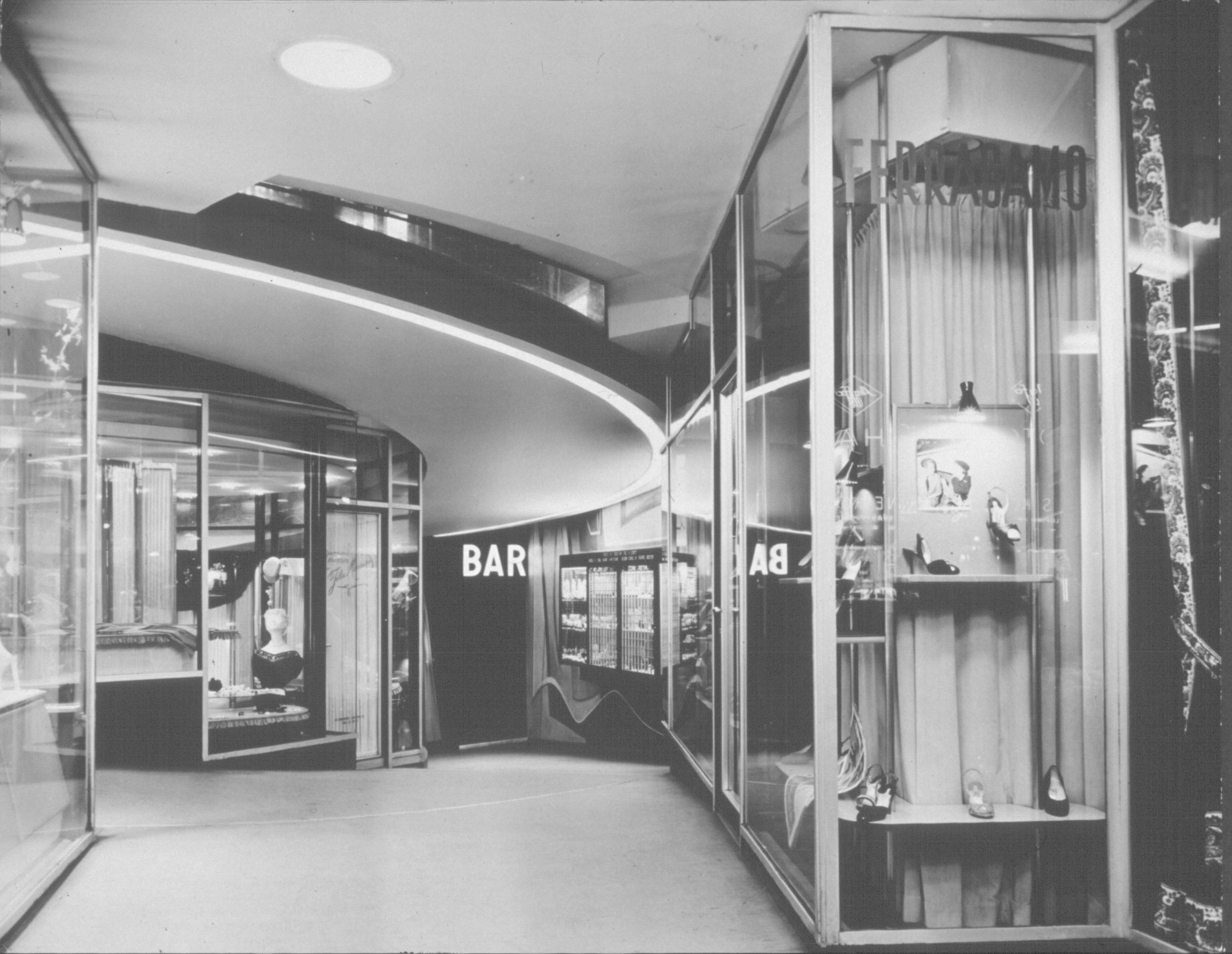 Immeuble commercial Cité-Confédération (1951-1955, démoli en 1977), la rampe comme scénographie commerciale.  Vue de l'entrée.