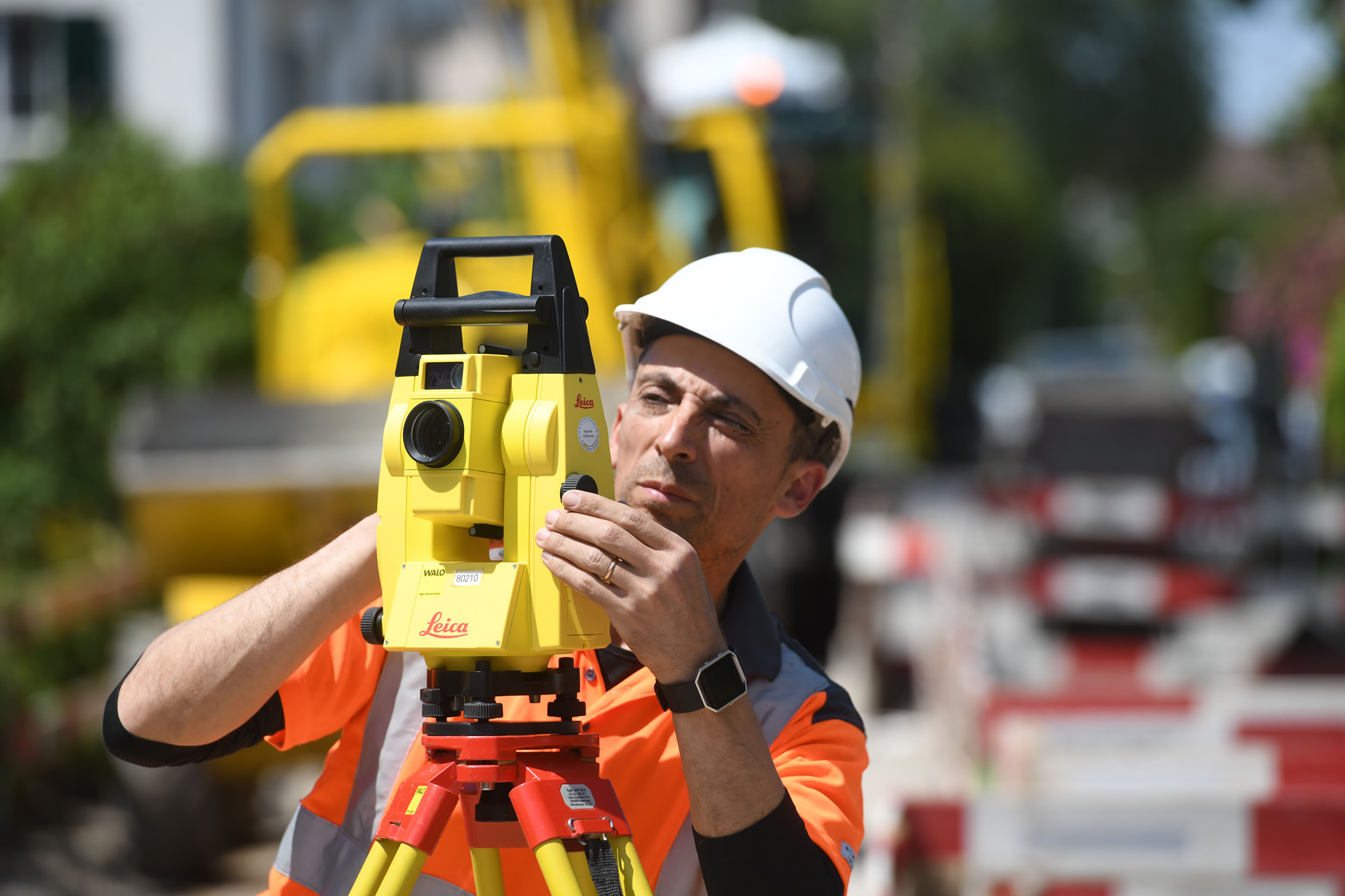 Polier José Fonseca mit dem Tachymeter.